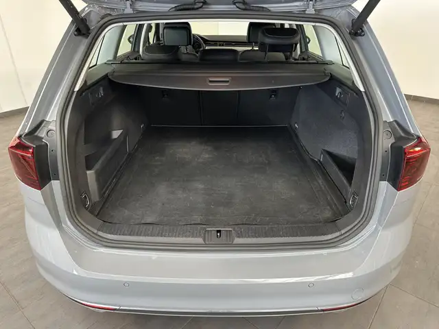 Volkswagen Passat view 8