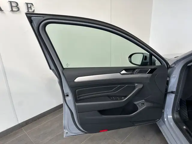 Volkswagen Passat view 6