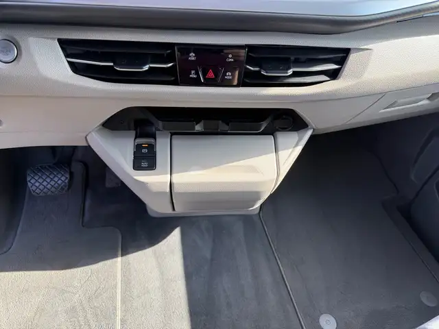 Volkswagen Multivan view 9
