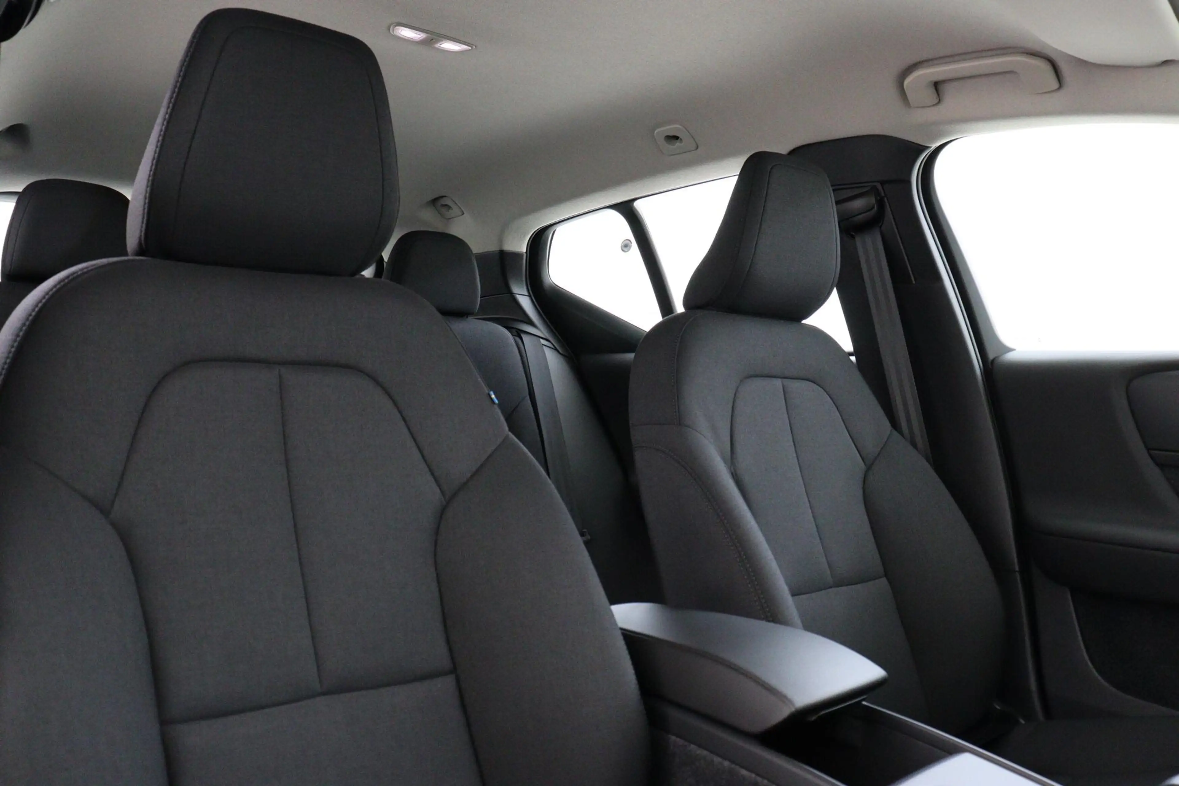 Volvo EX40 SINGLE MOTOR ESSENTIAL 70 kWh -CAMERA|CRUISE|METAL — photo 12