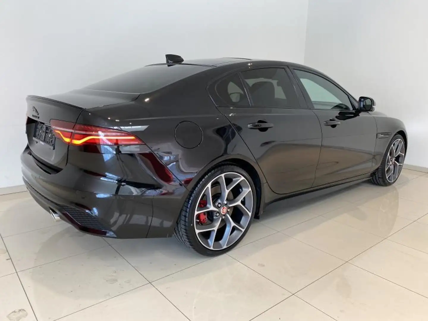 Jaguar XE Black Limited Edition crna - 2