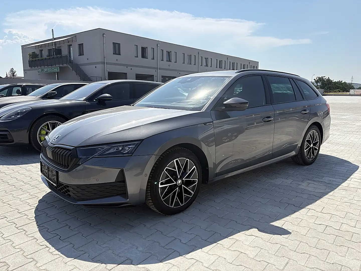 Skoda Octavia Kombi 2,0 TDI Sportline DSG Grau - 1