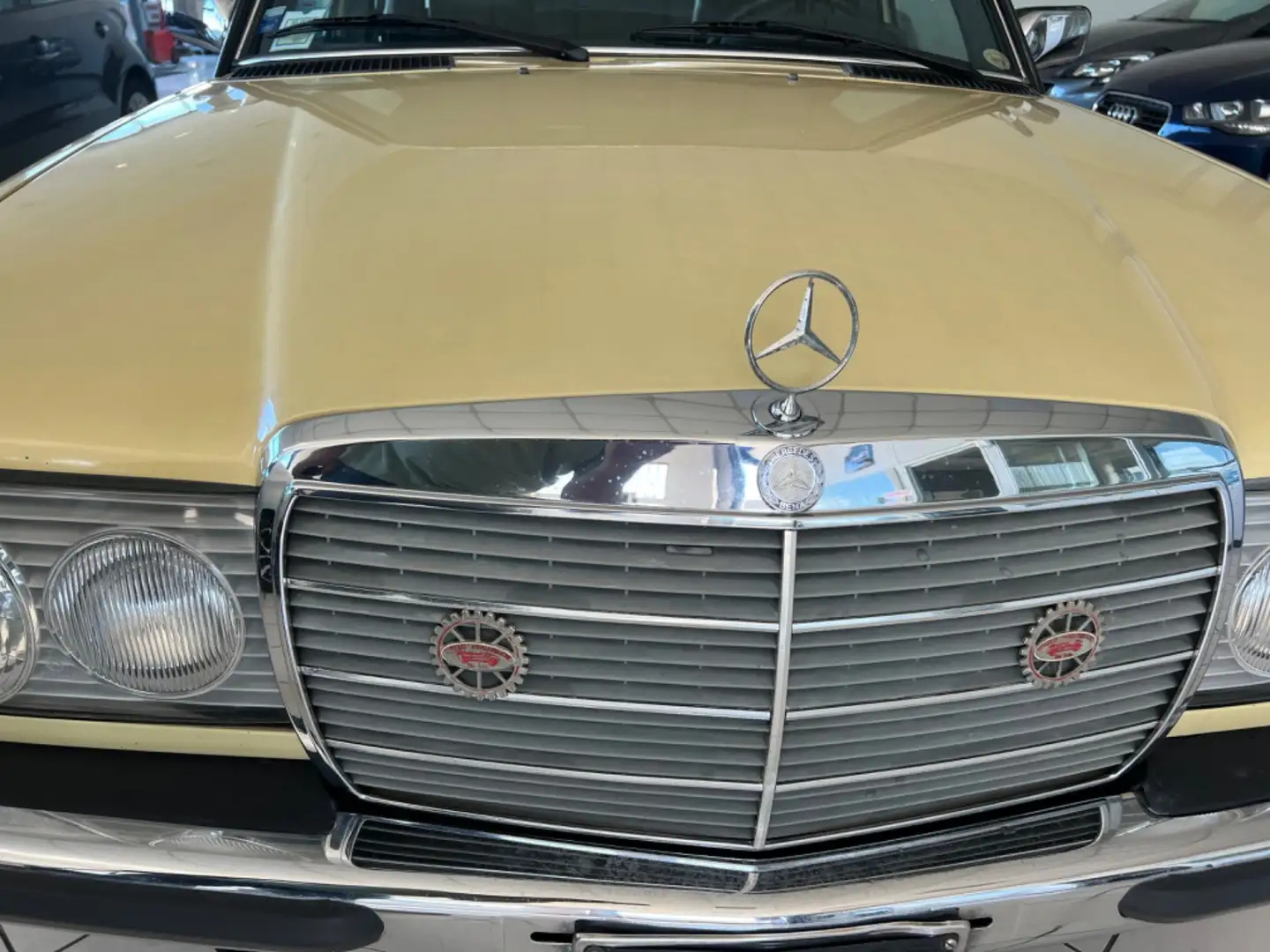 Mercedes-Benz 200 D Beige - 2