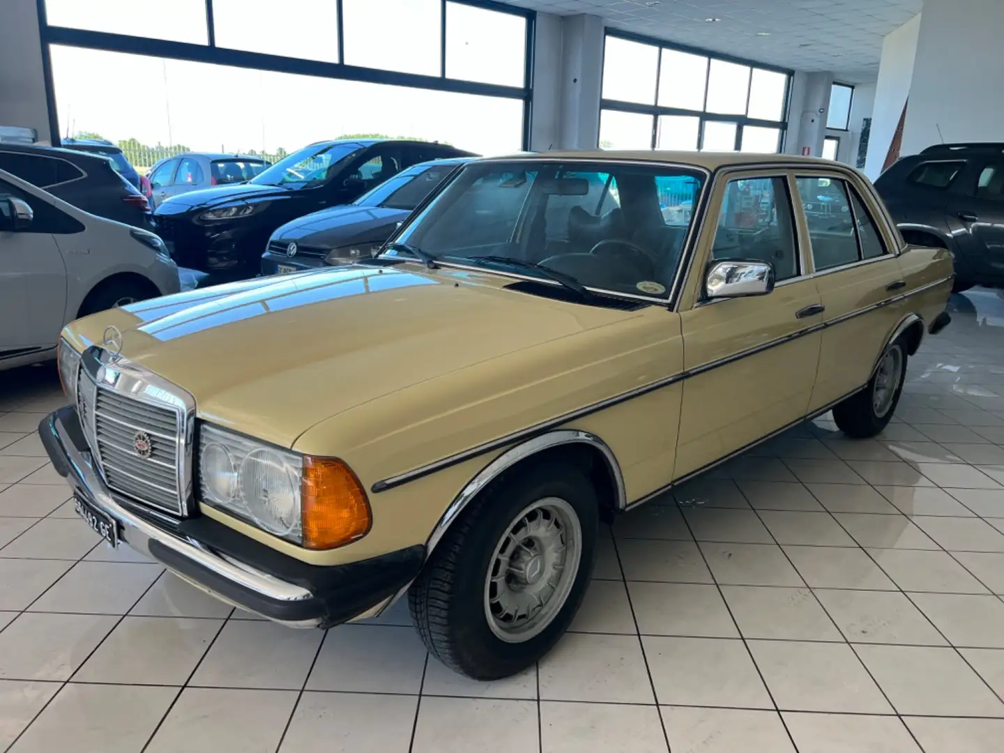 Mercedes-Benz 200 D Beige - 1