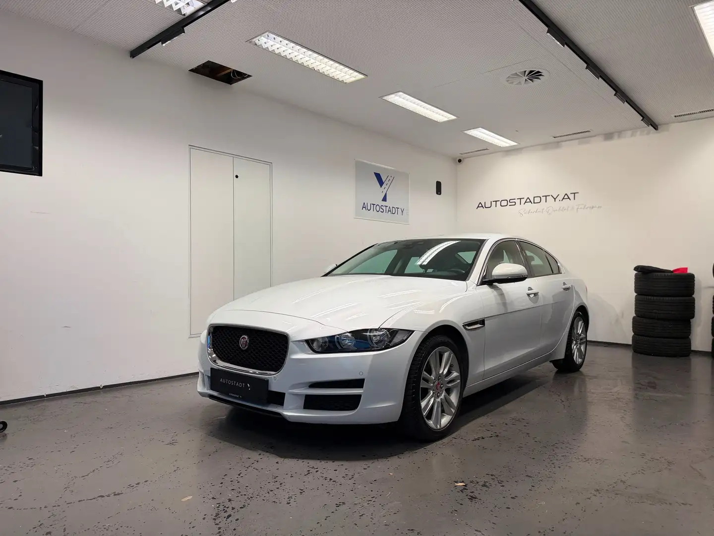 Jaguar XE 25t AWD Pure |250 PS | TÜV Neu | Service Neu Weiß - 1