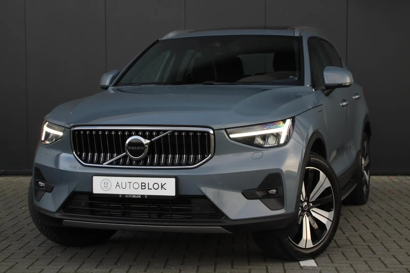 Volvo XC40 1.5 T4 Recharge Inscription Grijs - 1