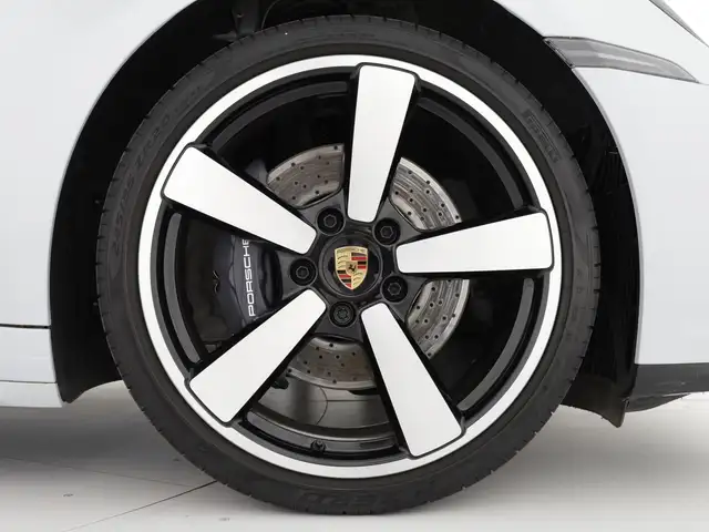 Porsche 911 view 6