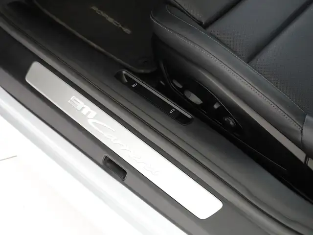 Porsche 911 view 10
