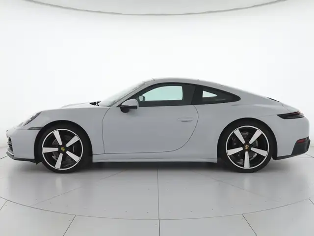 Porsche 911 view 5