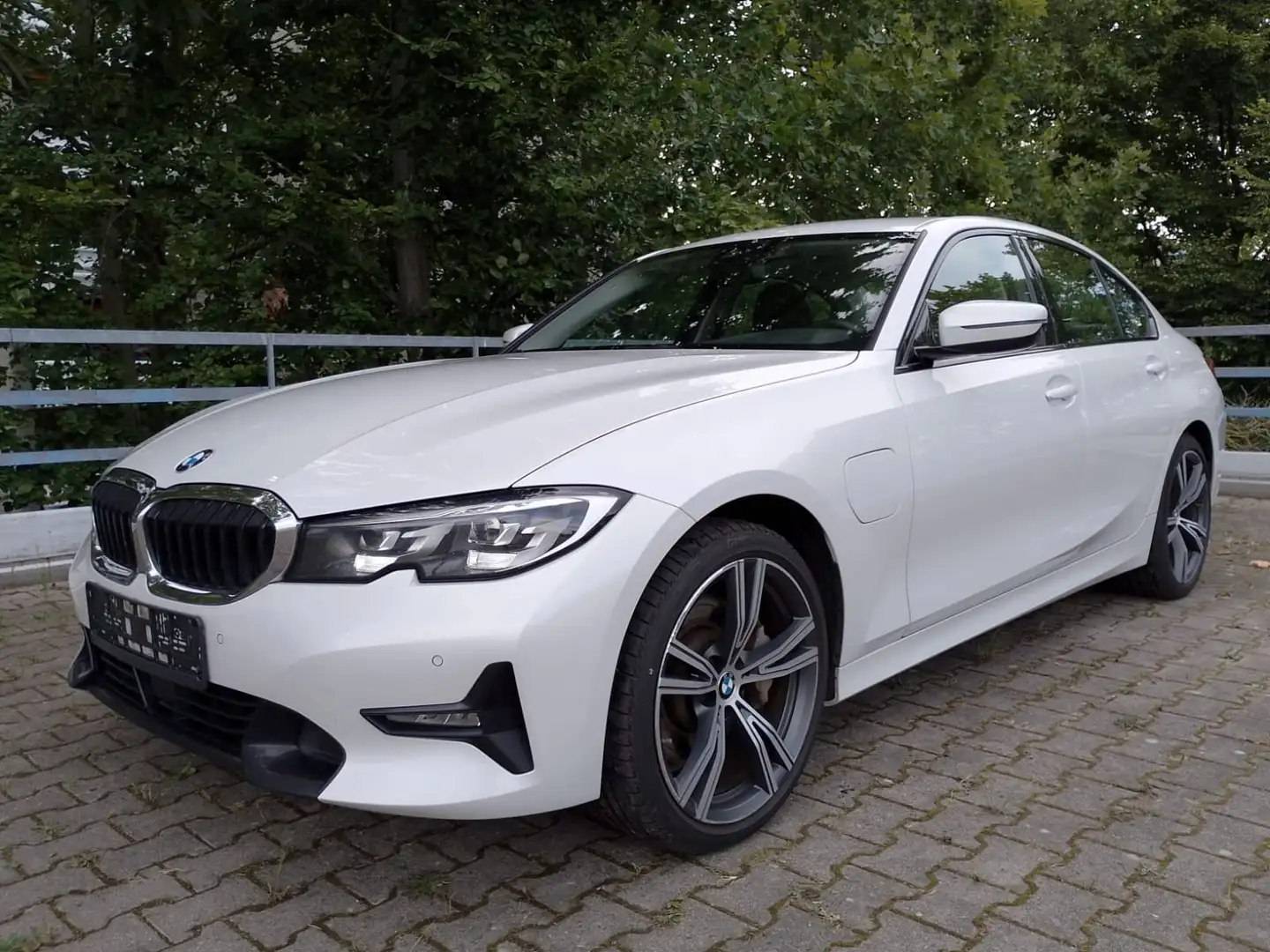 BMW 330 330 e Sport Line Weiß - 1