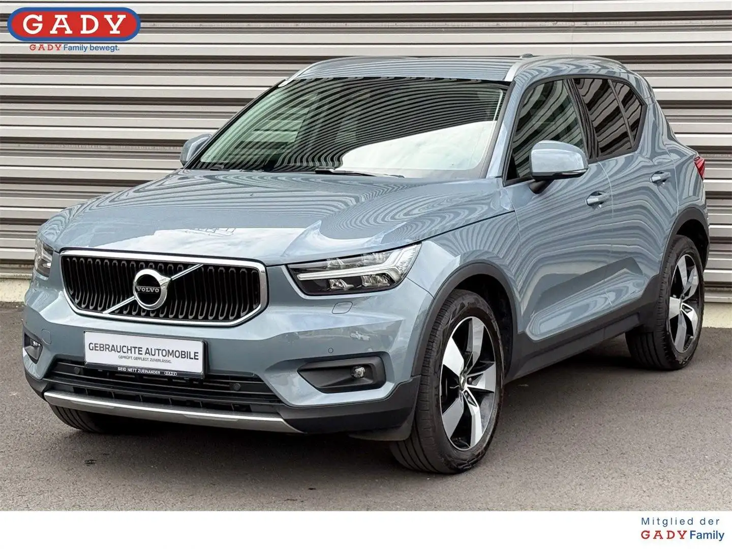 Volvo XC40 T3 Momentum Pro Gris - 1