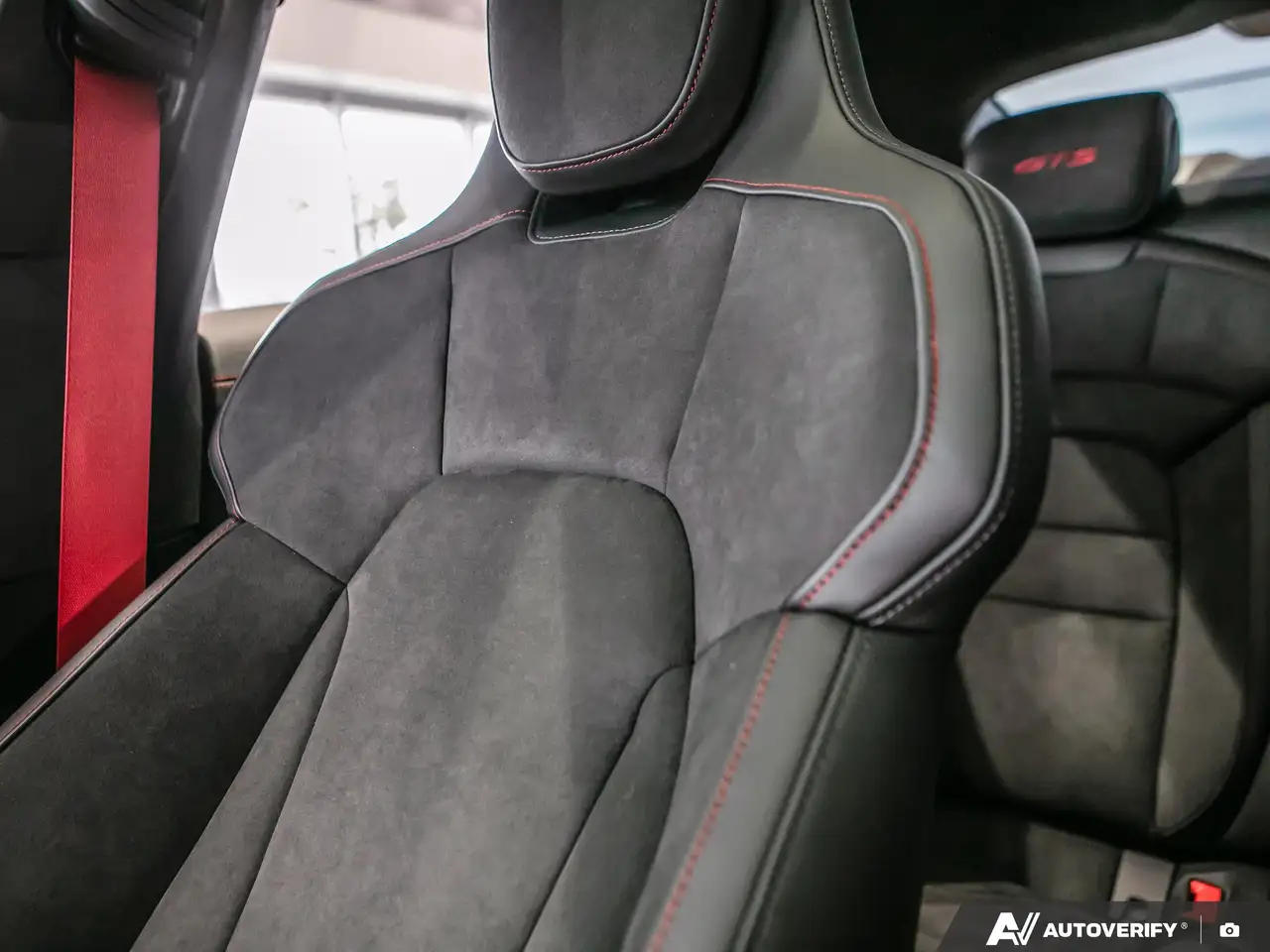 Porsche Taycan снимка Porsche Taycan
