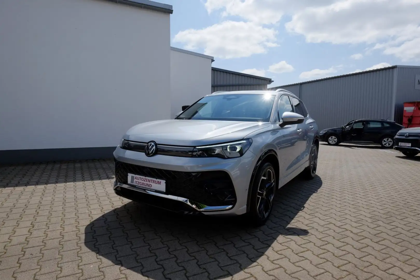 Volkswagen Tiguan 2.0 TDI R-Line DSG/Pano/IQ/8,5x20/Keyless Silber - 1