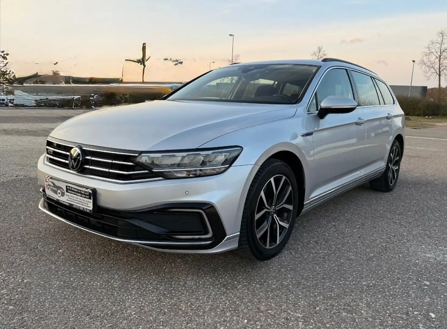 Volkswagen Passat Variant GTE Business ergoComfort*LED*CAM* Silber - 1
