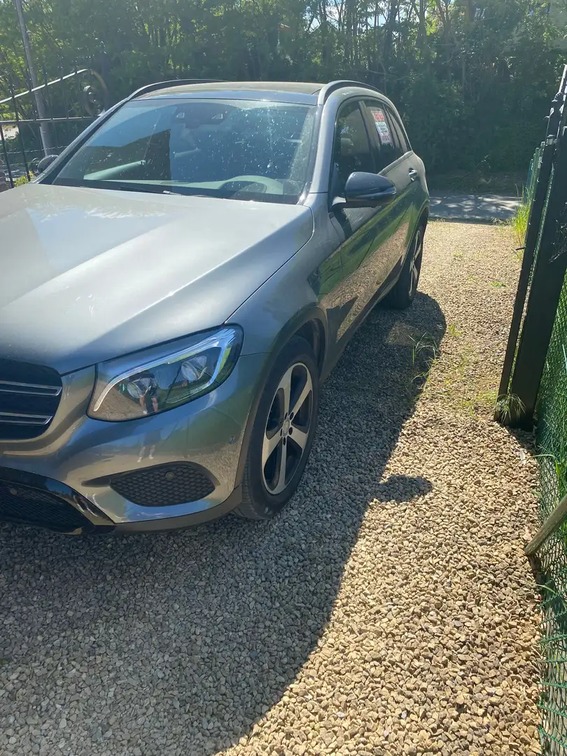 Mercedes-Benz GLC 250 4MATIC Launch Edition Šedá - 2