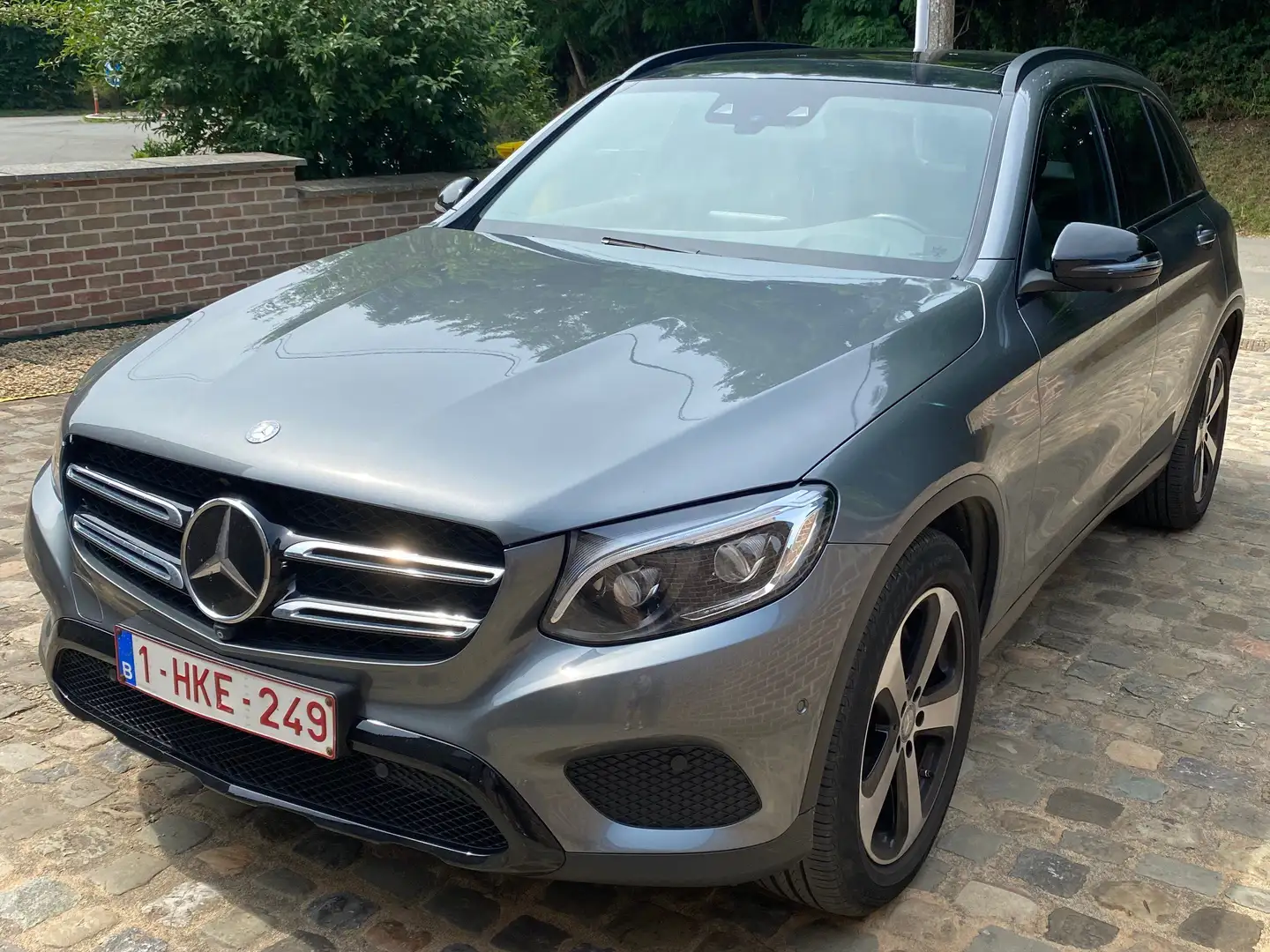 Mercedes-Benz GLC 250 4MATIC Launch Edition Šedá - 1