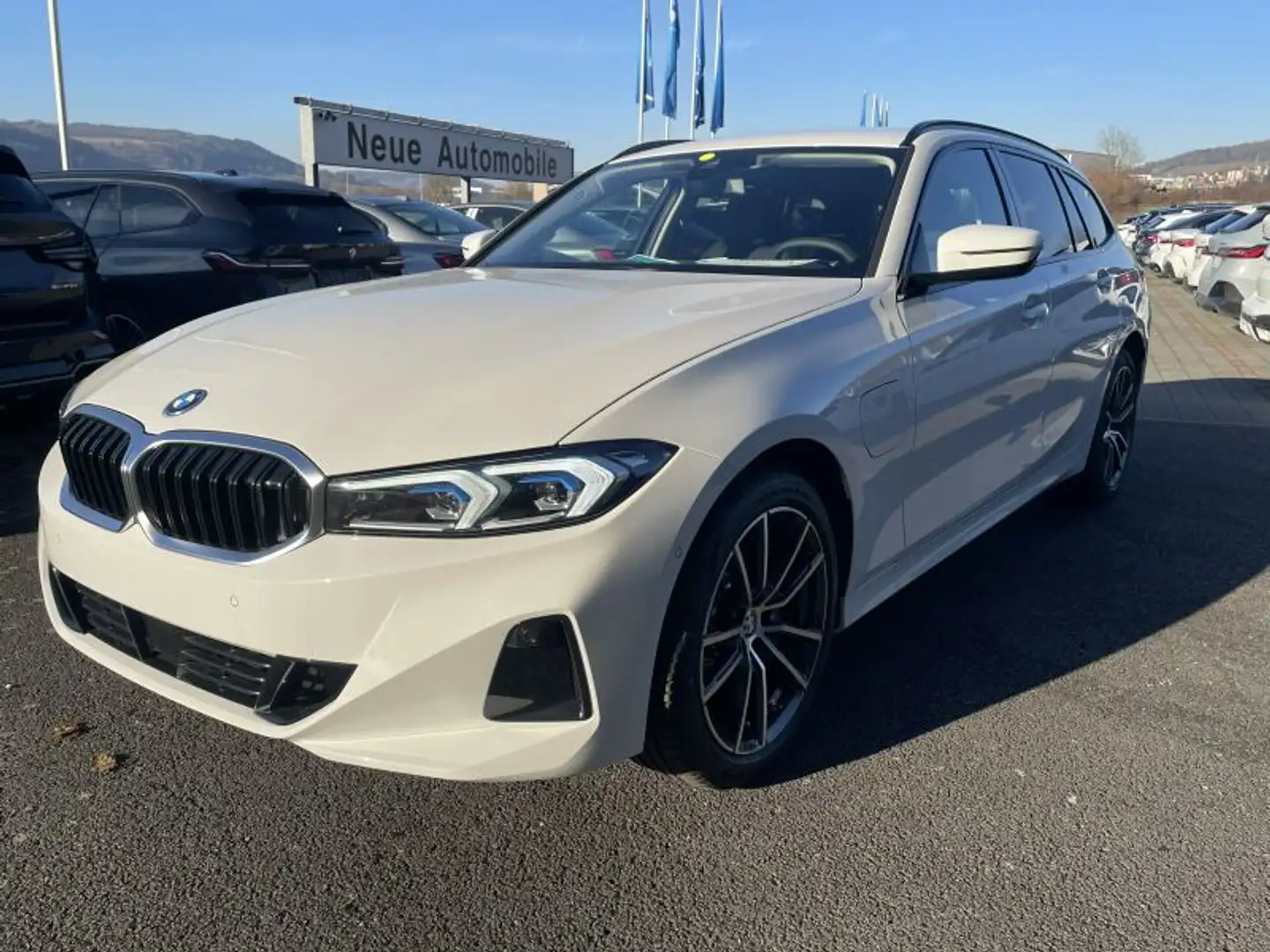 BMW 330 e Touring G21 XB1 bijela - 1