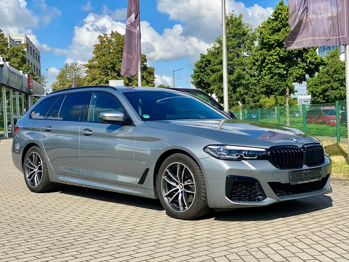 BMW 520 d xDrive M Sport Touring Standheizung AHK Grijs - 2