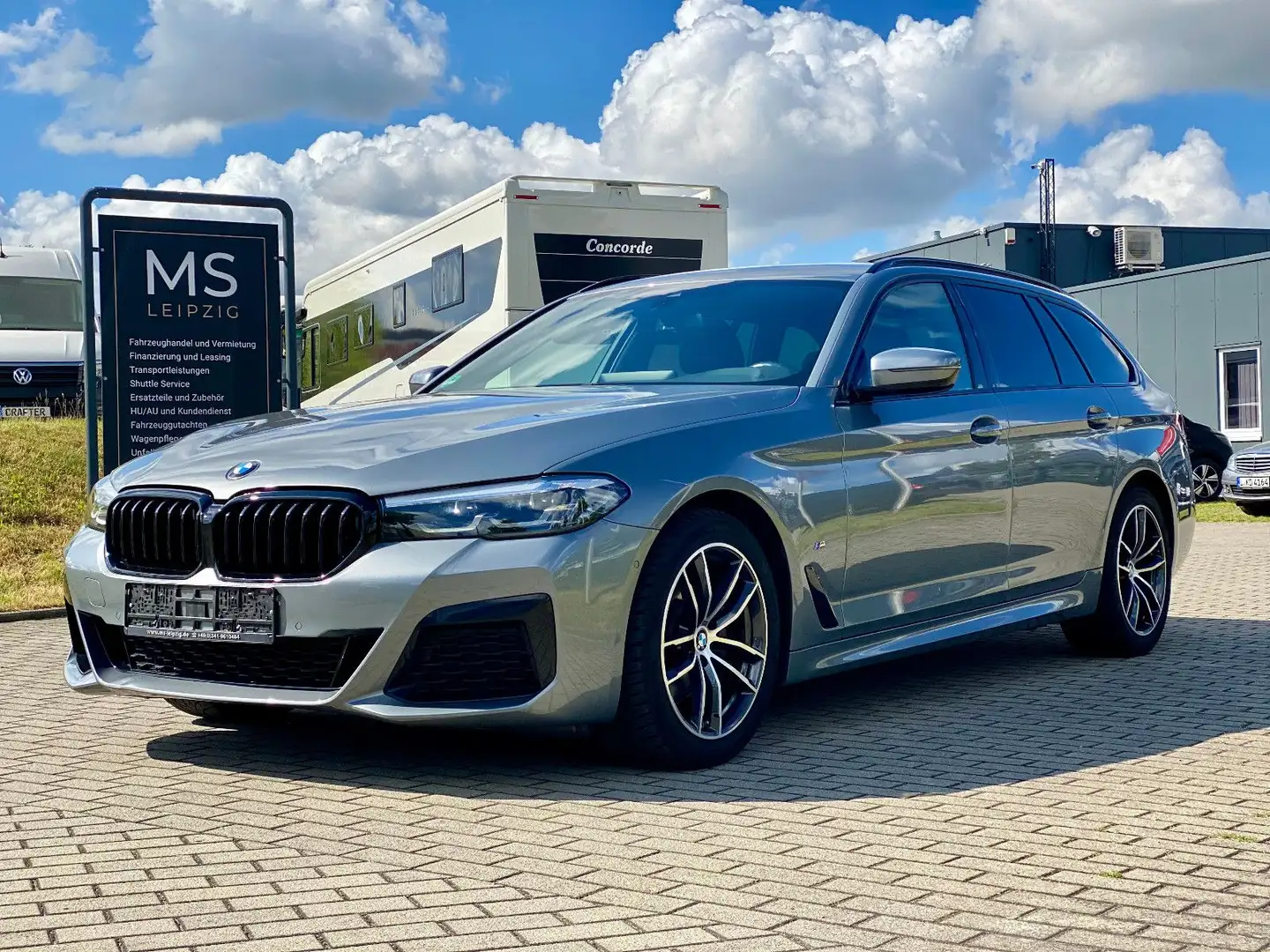 BMW 520 d xDrive M Sport Touring Standheizung AHK Grijs - 1