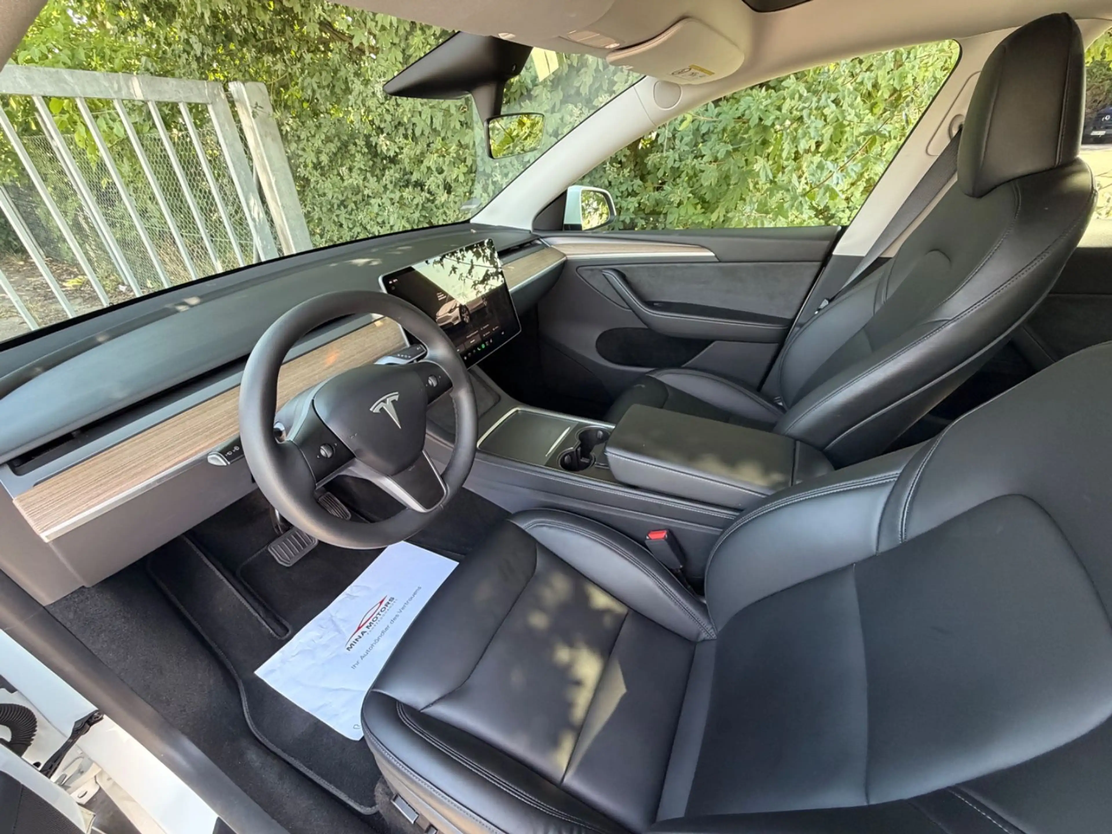 Tesla Model Y Standard Range RWD — photo 9