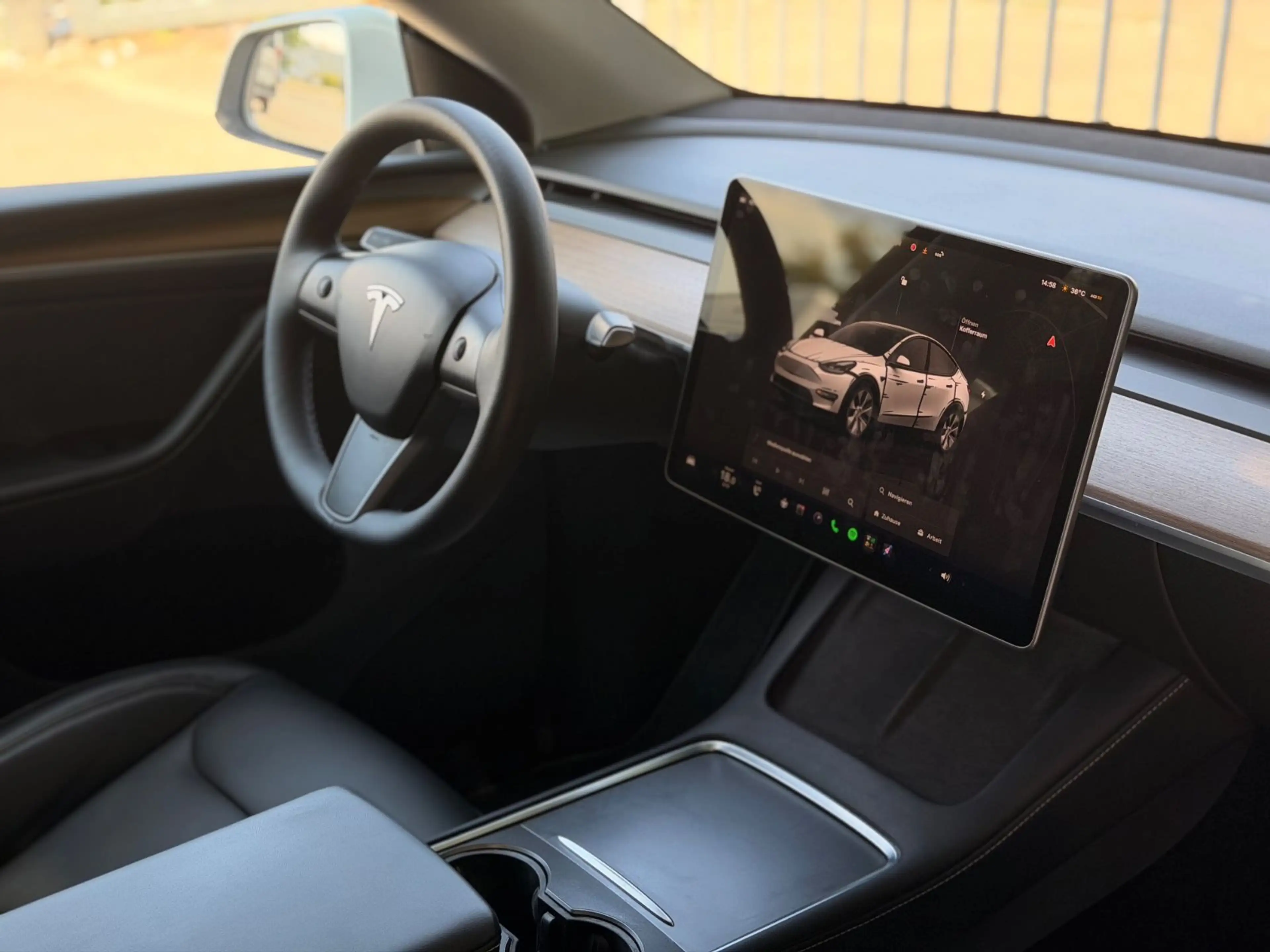 Tesla Model Y Standard Range RWD — photo 13