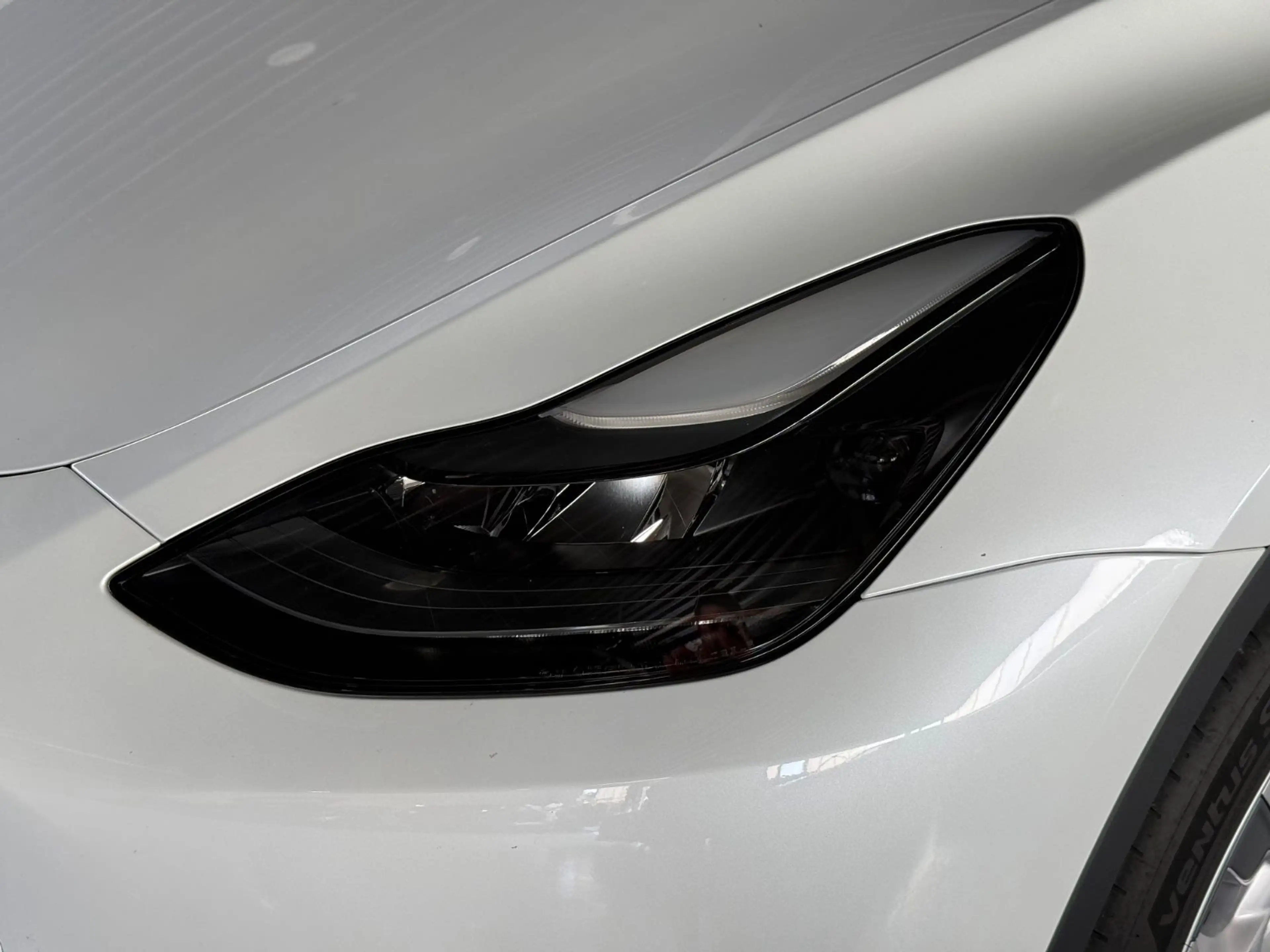 Tesla Model Y Standard Range RWD — photo 8