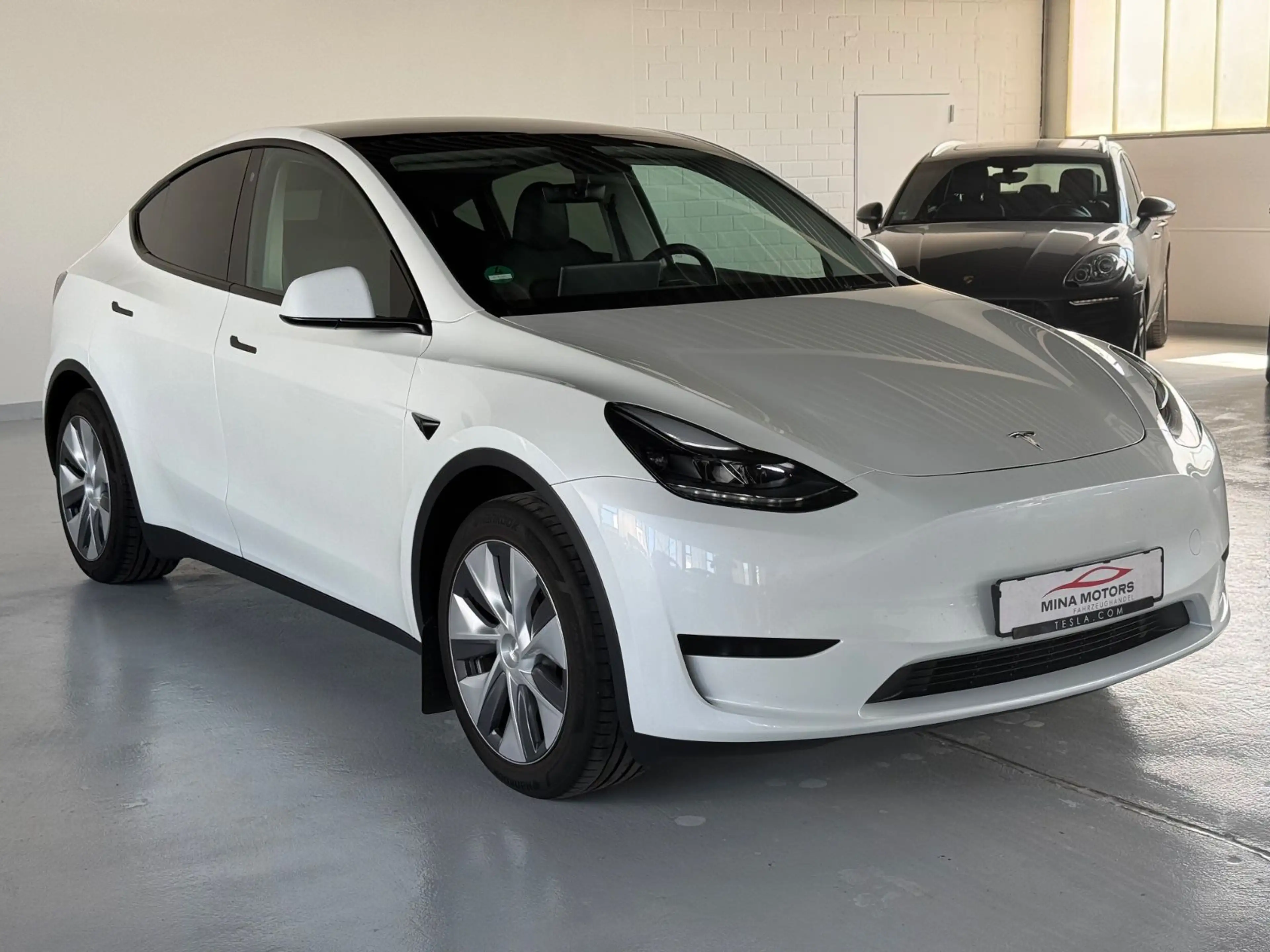 Tesla Model Y Standard Range RWD — photo 3