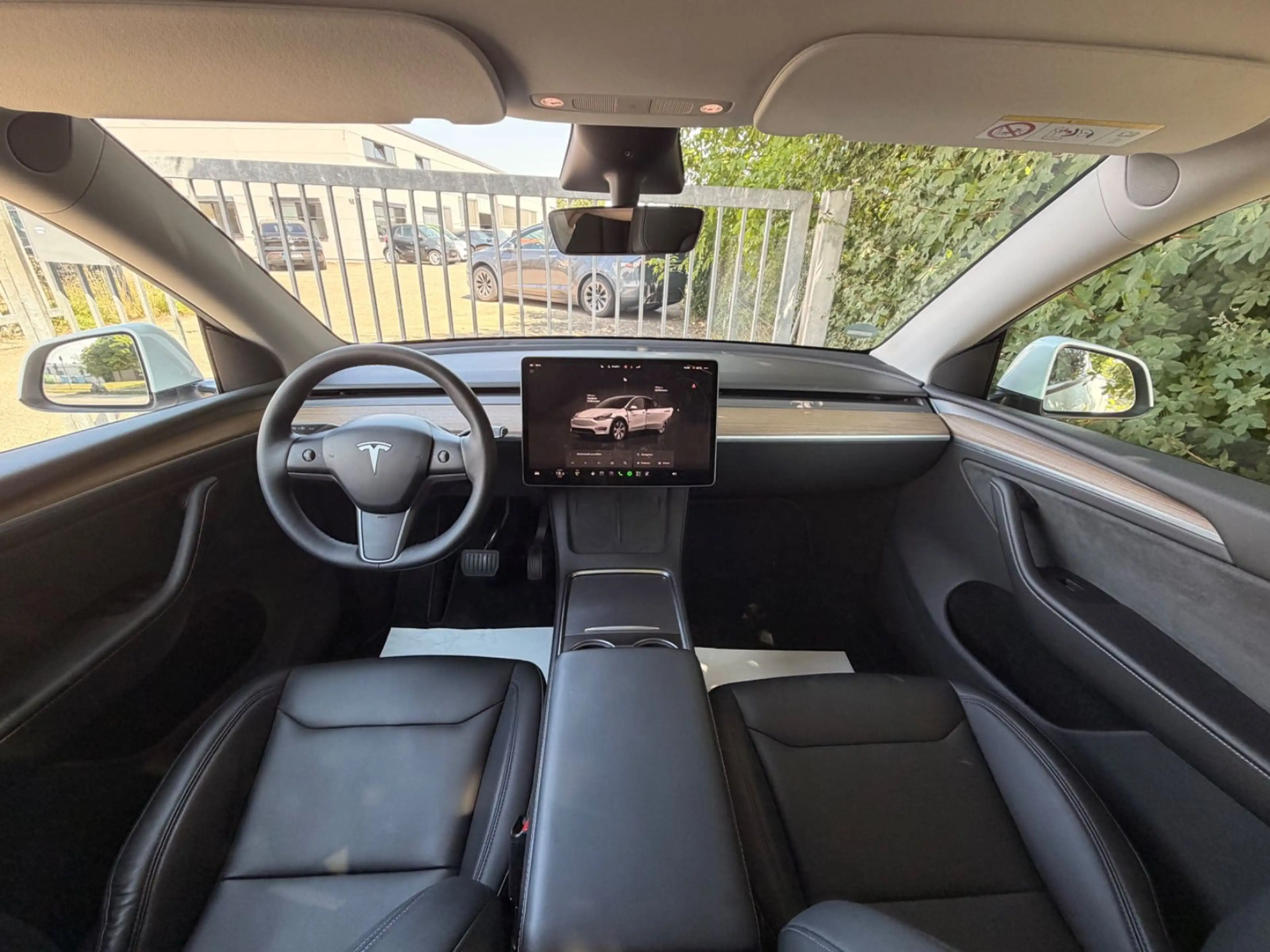Tesla Model Y Standard Range RWD — photo 11