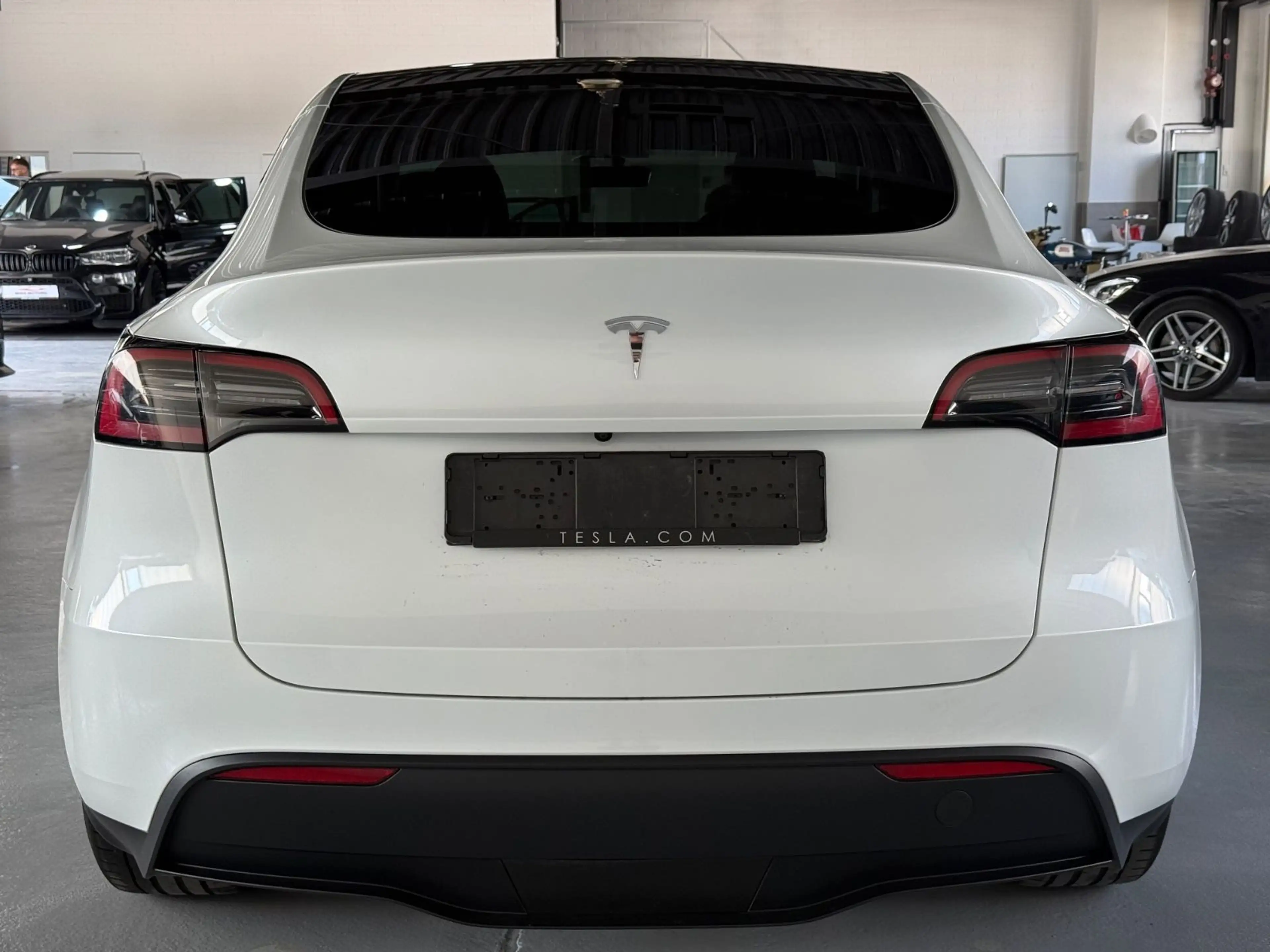 Tesla Model Y Standard Range RWD — photo 5
