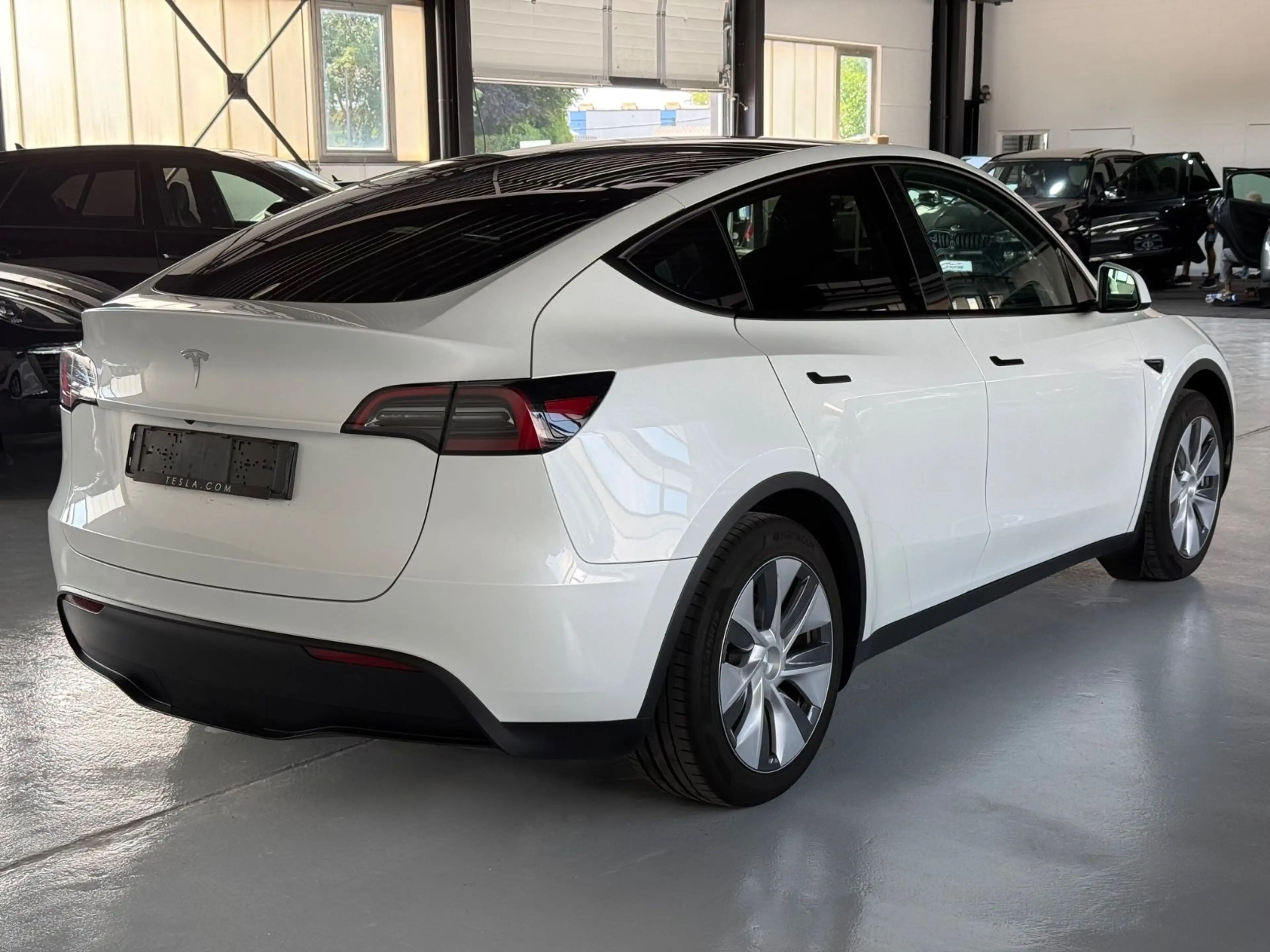 Tesla Model Y Standard Range RWD — photo 4