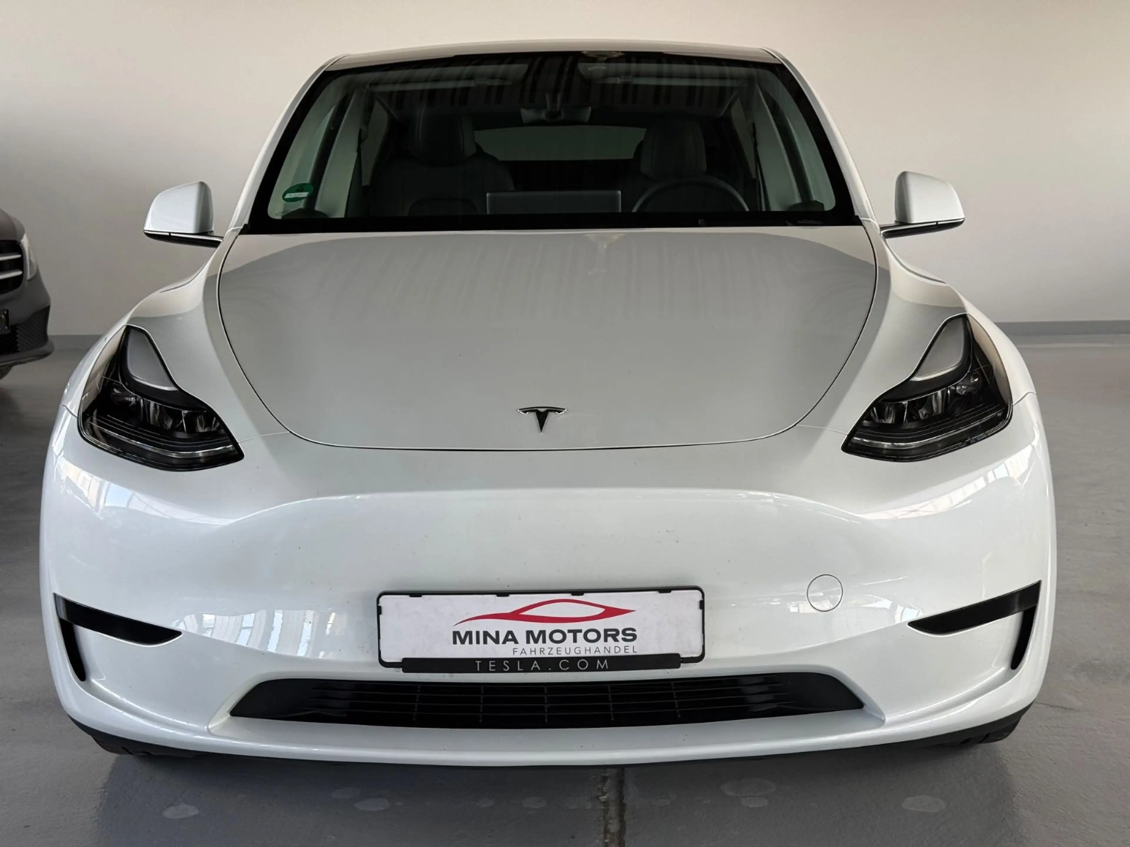 Tesla Model Y Standard Range RWD — photo 2