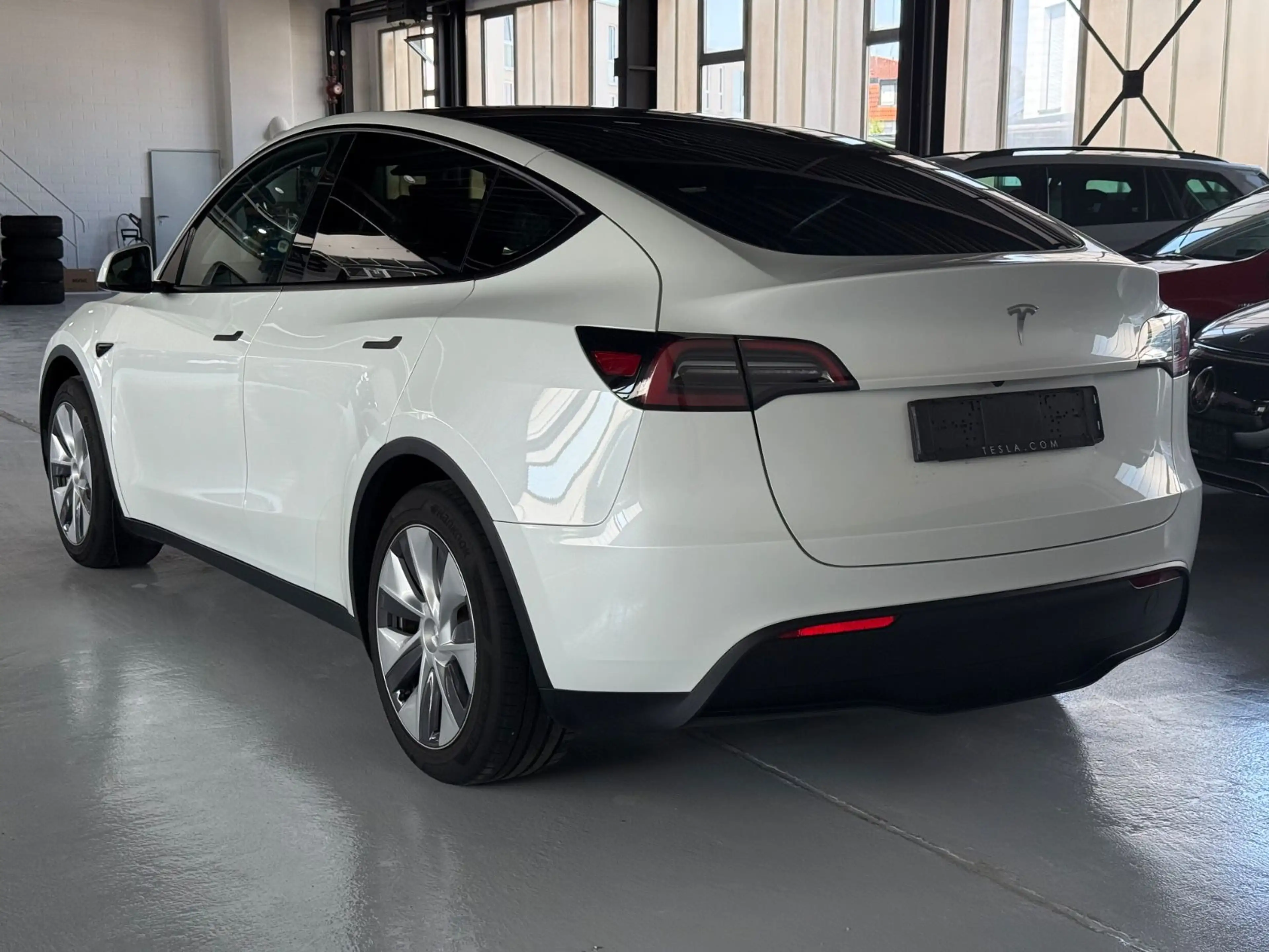 Tesla Model Y Standard Range RWD — photo 6
