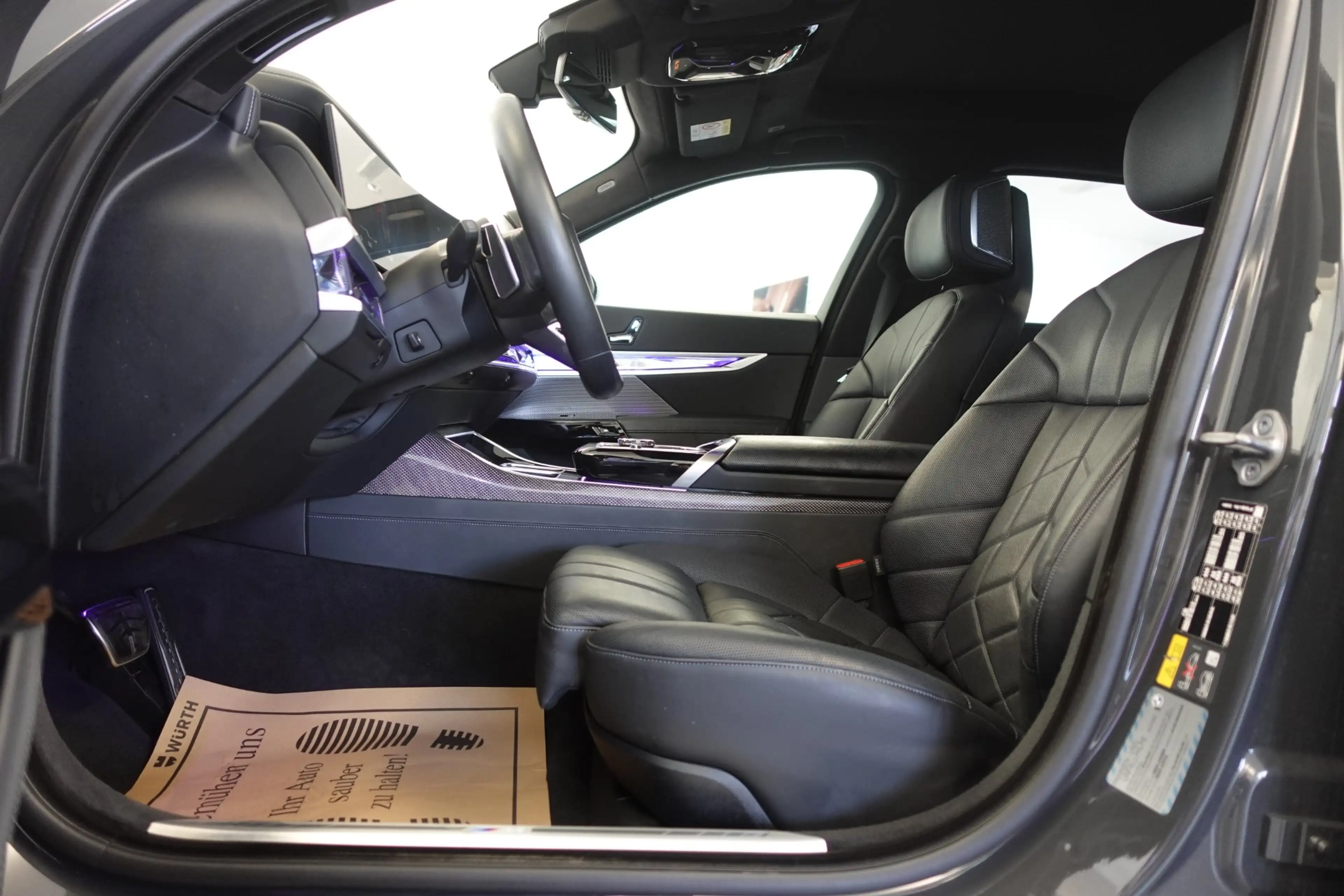 BMW i7 xDrive60 G70 — photo 8