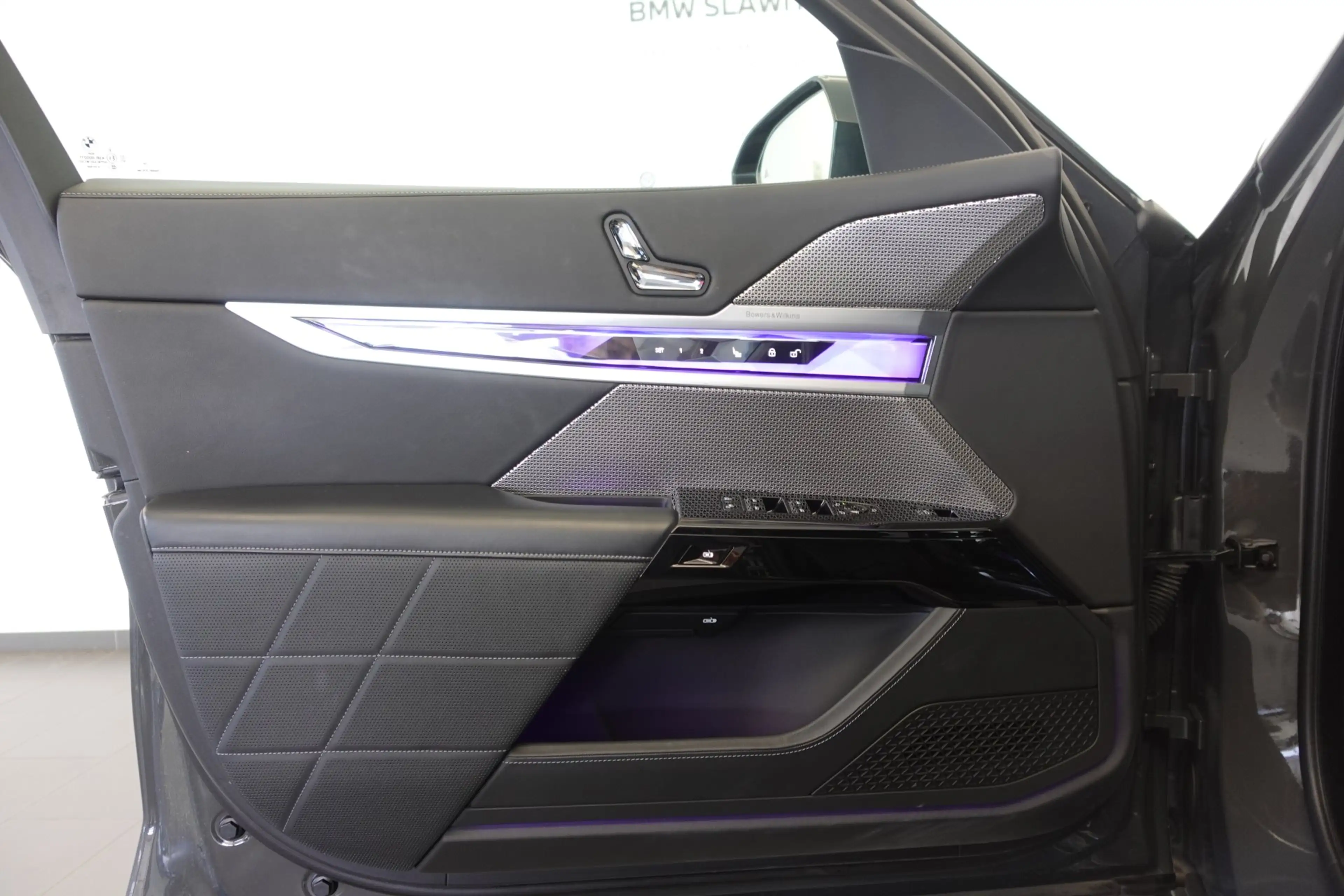 BMW i7 xDrive60 G70 — photo 9