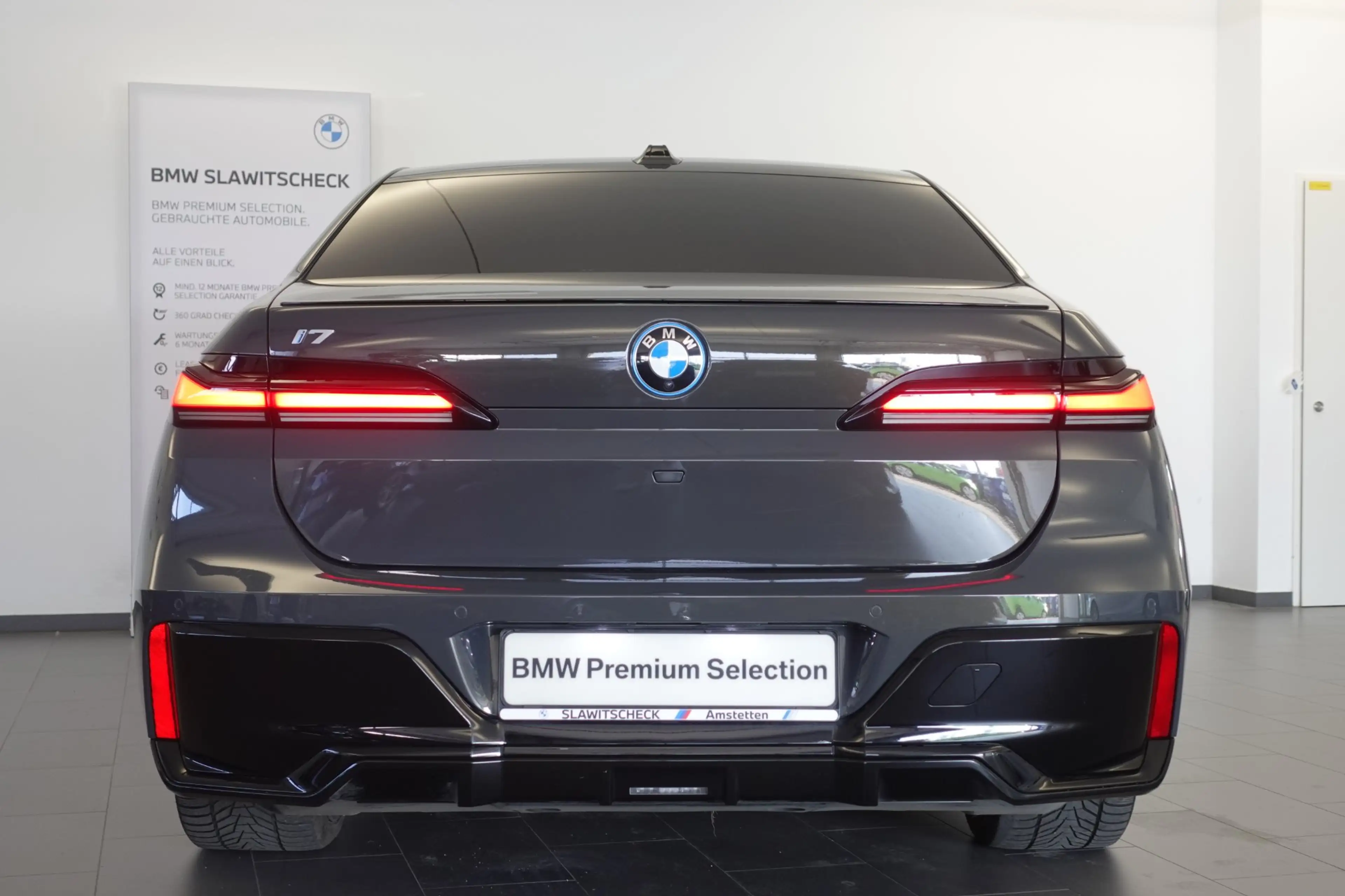 BMW i7 xDrive60 G70 — photo 4
