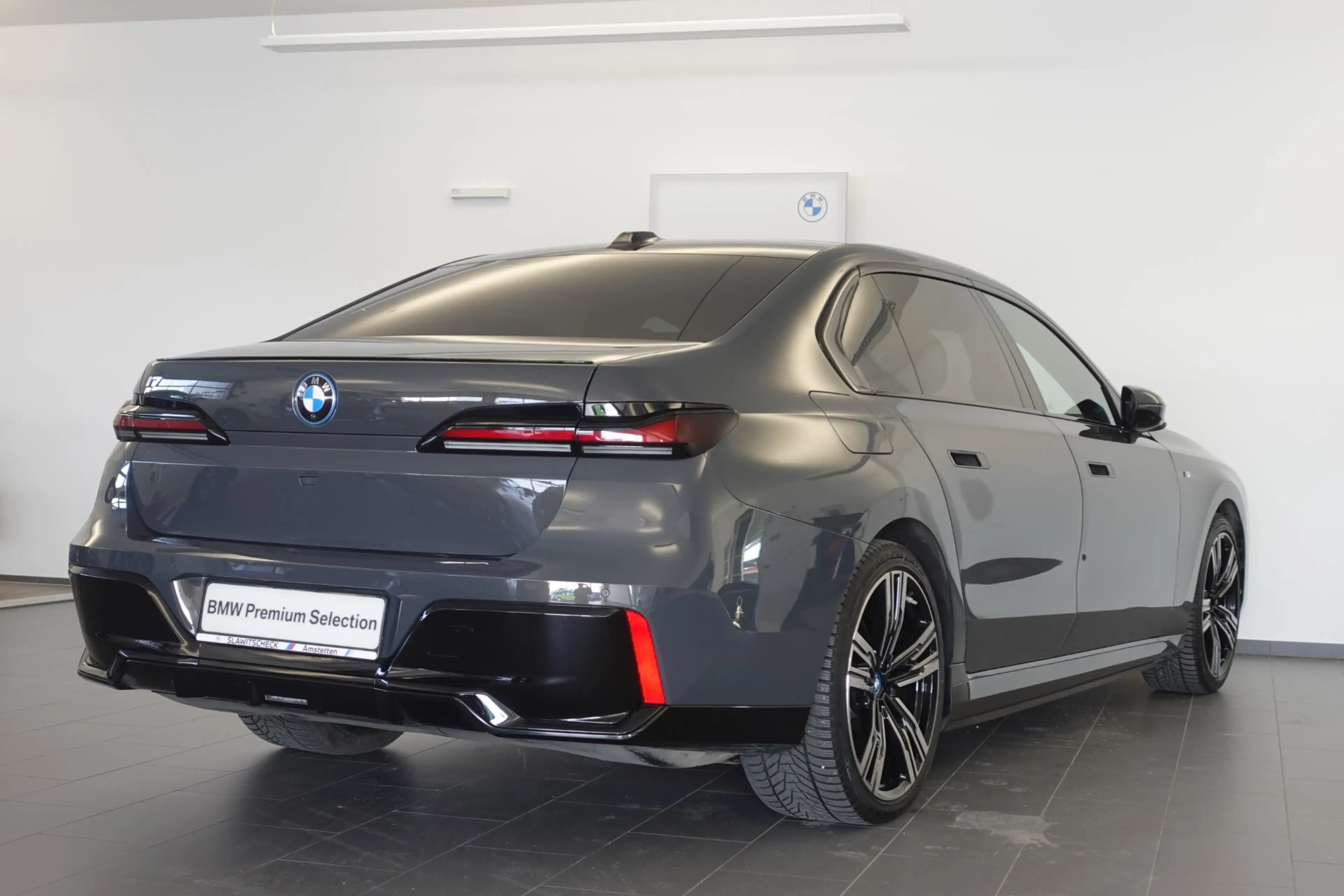 BMW i7 xDrive60 G70 — photo 3