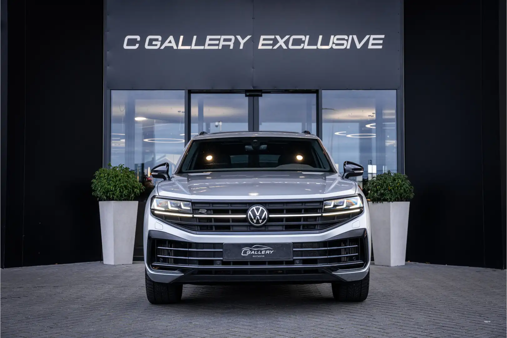 Volkswagen Touareg 3.0 TSi eHybrid 4MOTION R - Facelift | Panorama | Zilver - 2