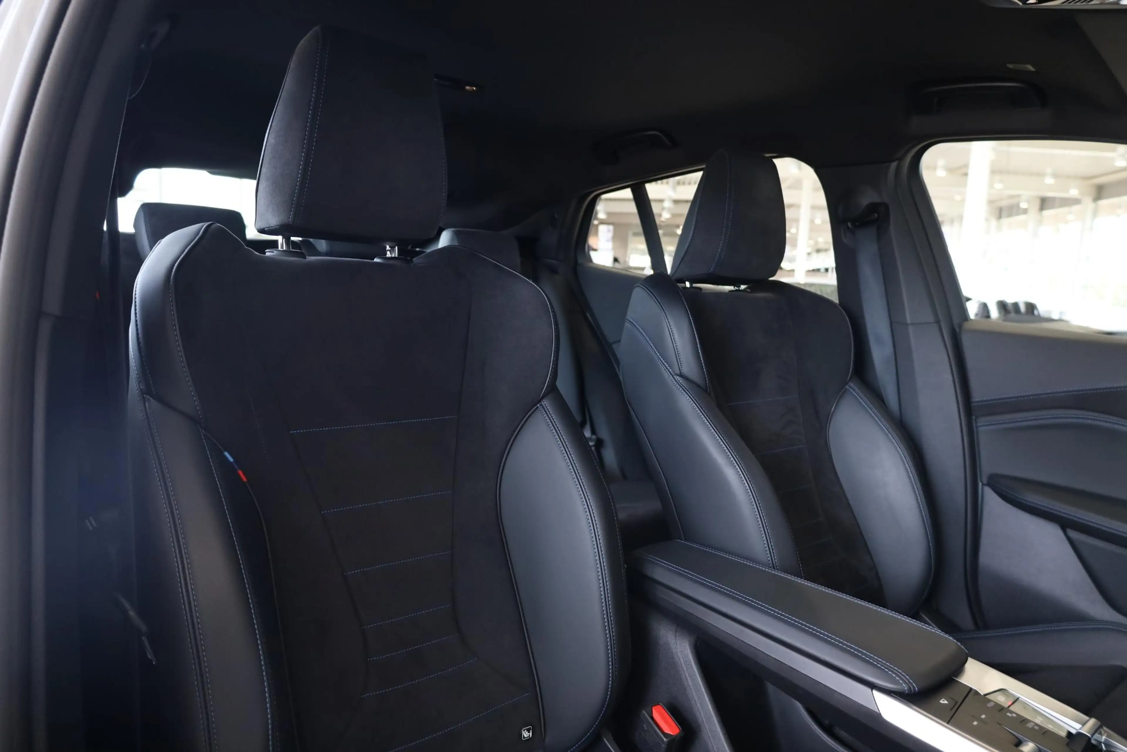 BMW iX2 eDrive20 | M Sport | Stuur- en Stoelverwarming | H — photo 11