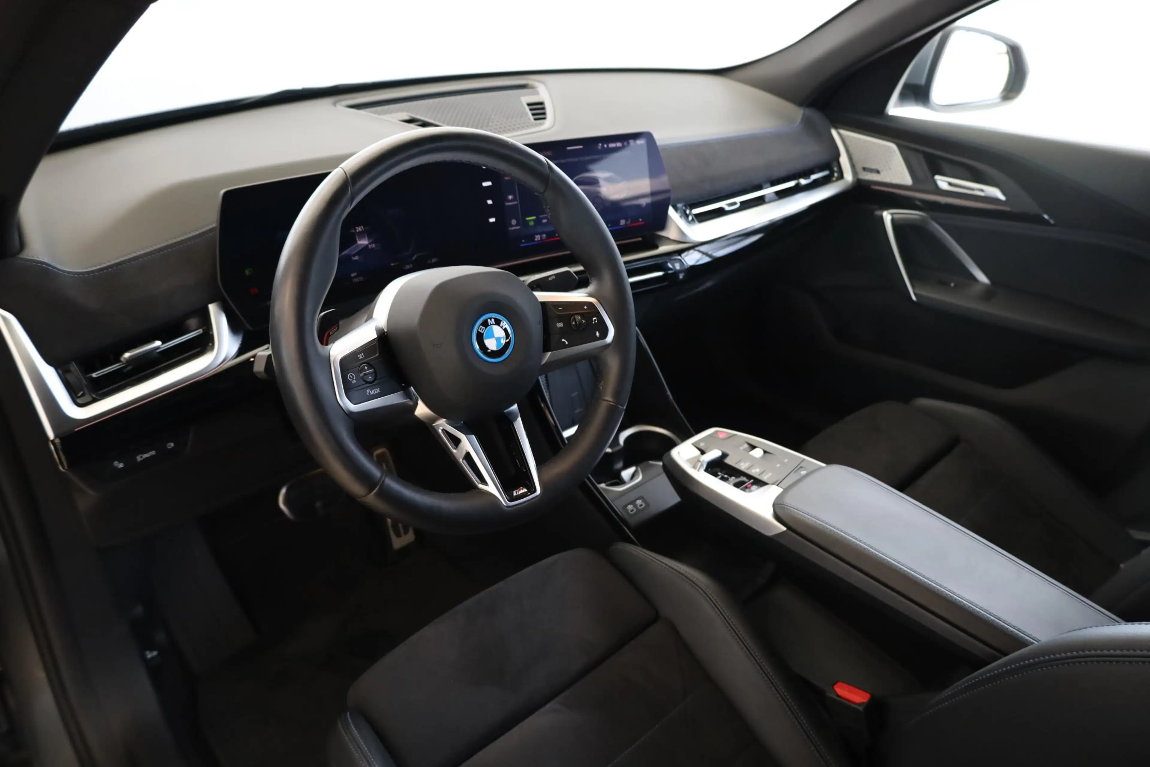 BMW iX2 eDrive20 | M Sport | Stuur- en Stoelverwarming | H — photo 9