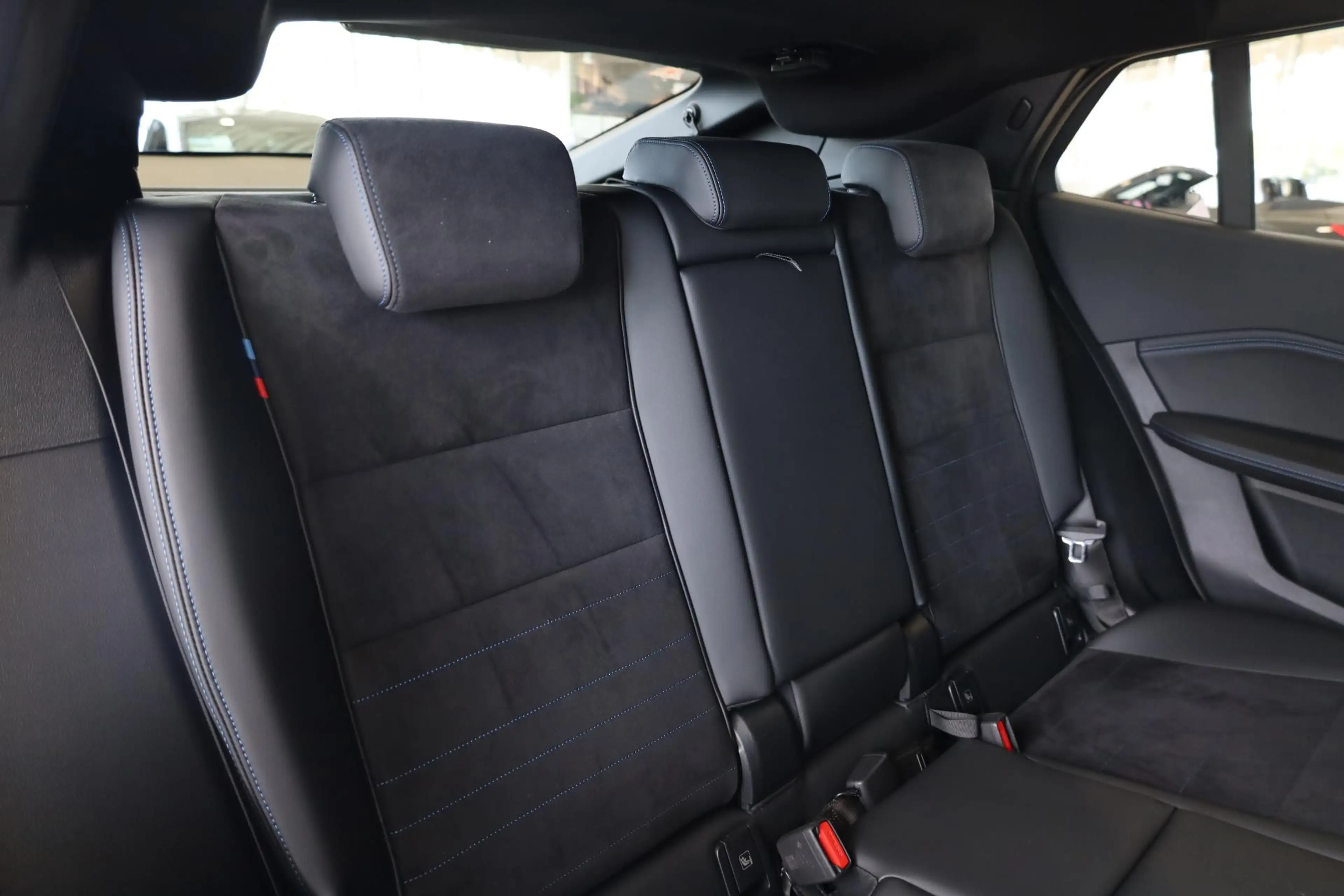 BMW iX2 eDrive20 | M Sport | Stuur- en Stoelverwarming | H — photo 10