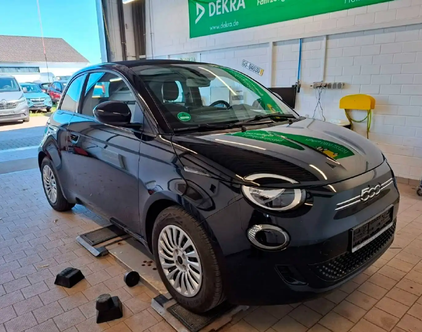 Fiat 500e Cabrio 118PS 42kWh Navi - Klimaautomatik Schwarz - 1