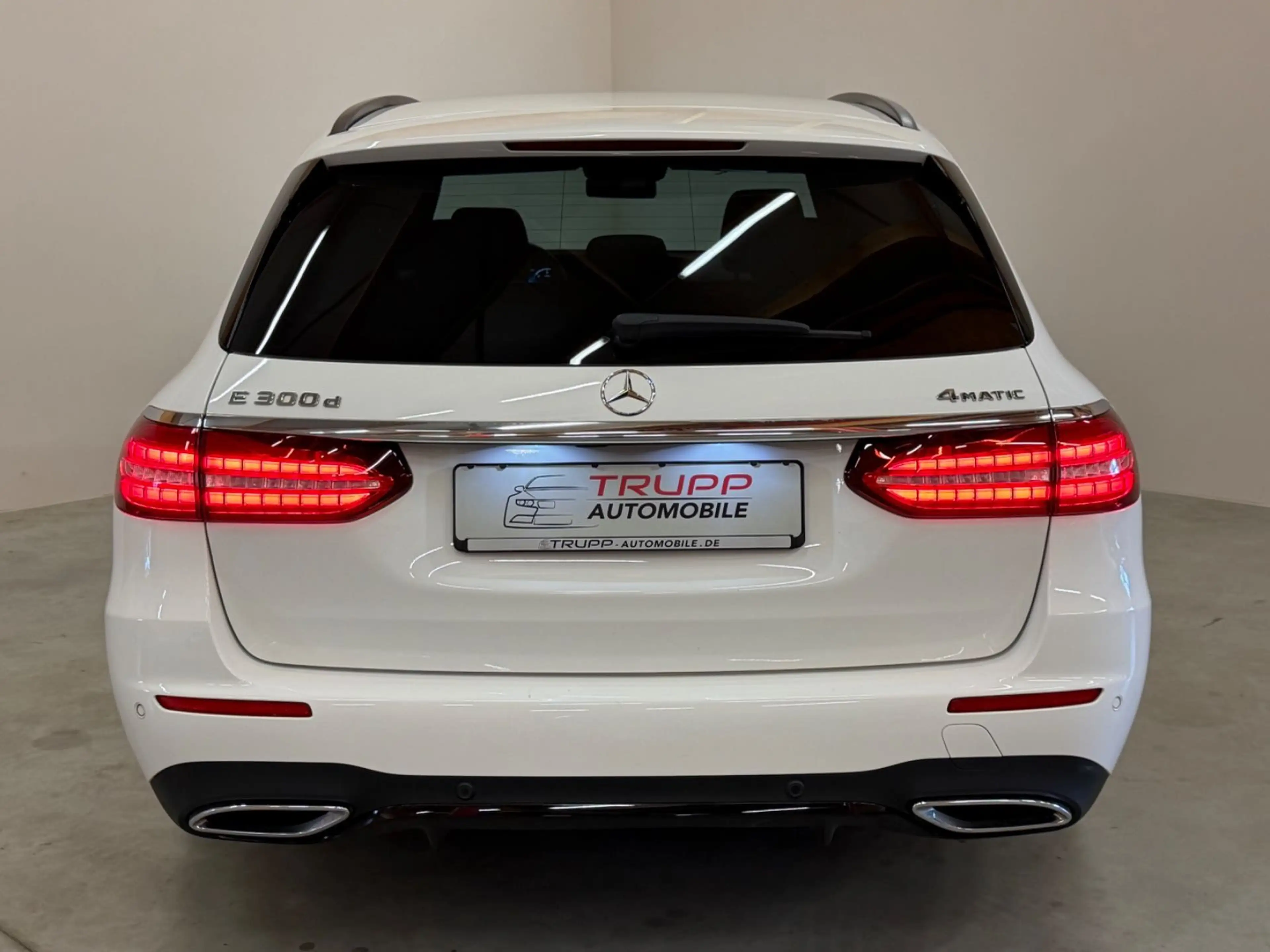 Mercedes-Benz E 300 d 4Matic/LED/AHK/BURMESTER/PANO/360°/4xSHZ — photo 9