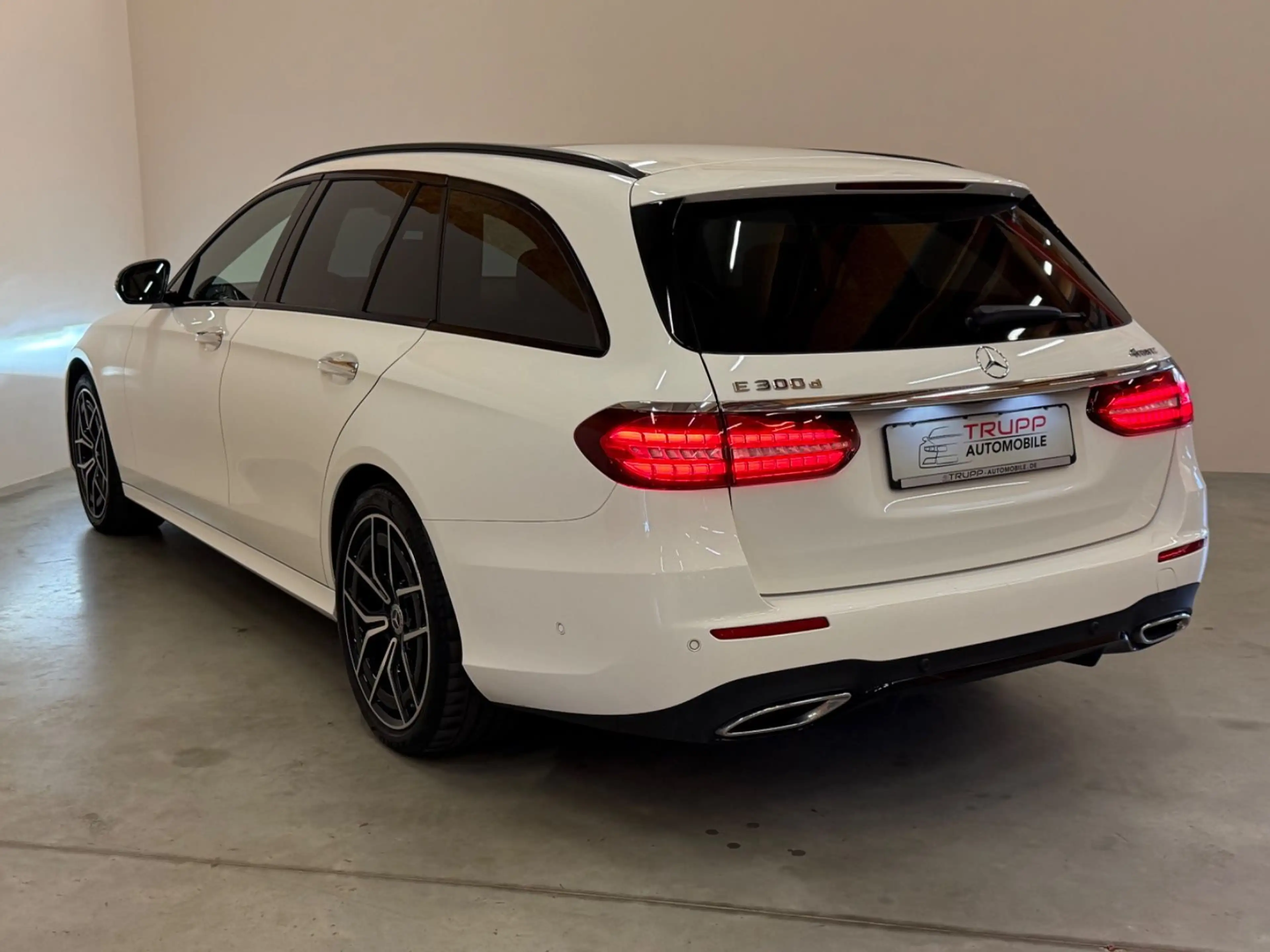Mercedes-Benz E 300 d 4Matic/LED/AHK/BURMESTER/PANO/360°/4xSHZ — photo 10