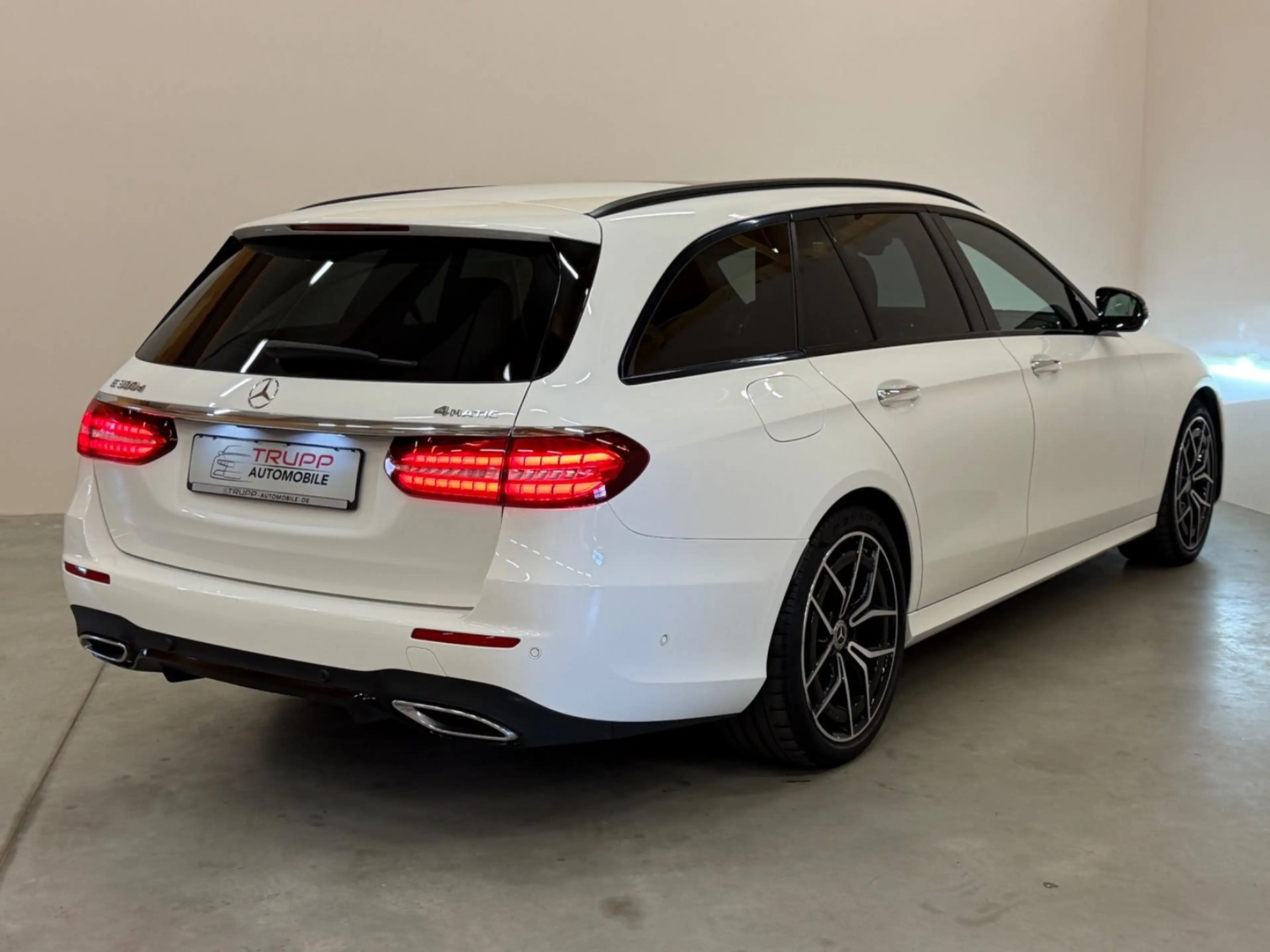 Mercedes-Benz E 300 d 4Matic/LED/AHK/BURMESTER/PANO/360°/4xSHZ — photo 8