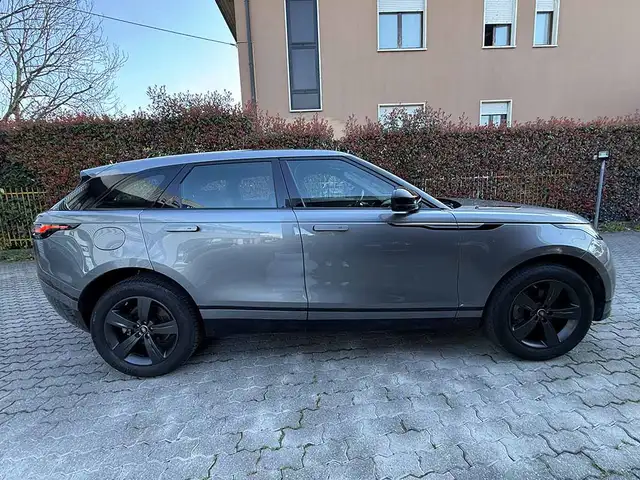 Land Rover Range Rover Velar view 4