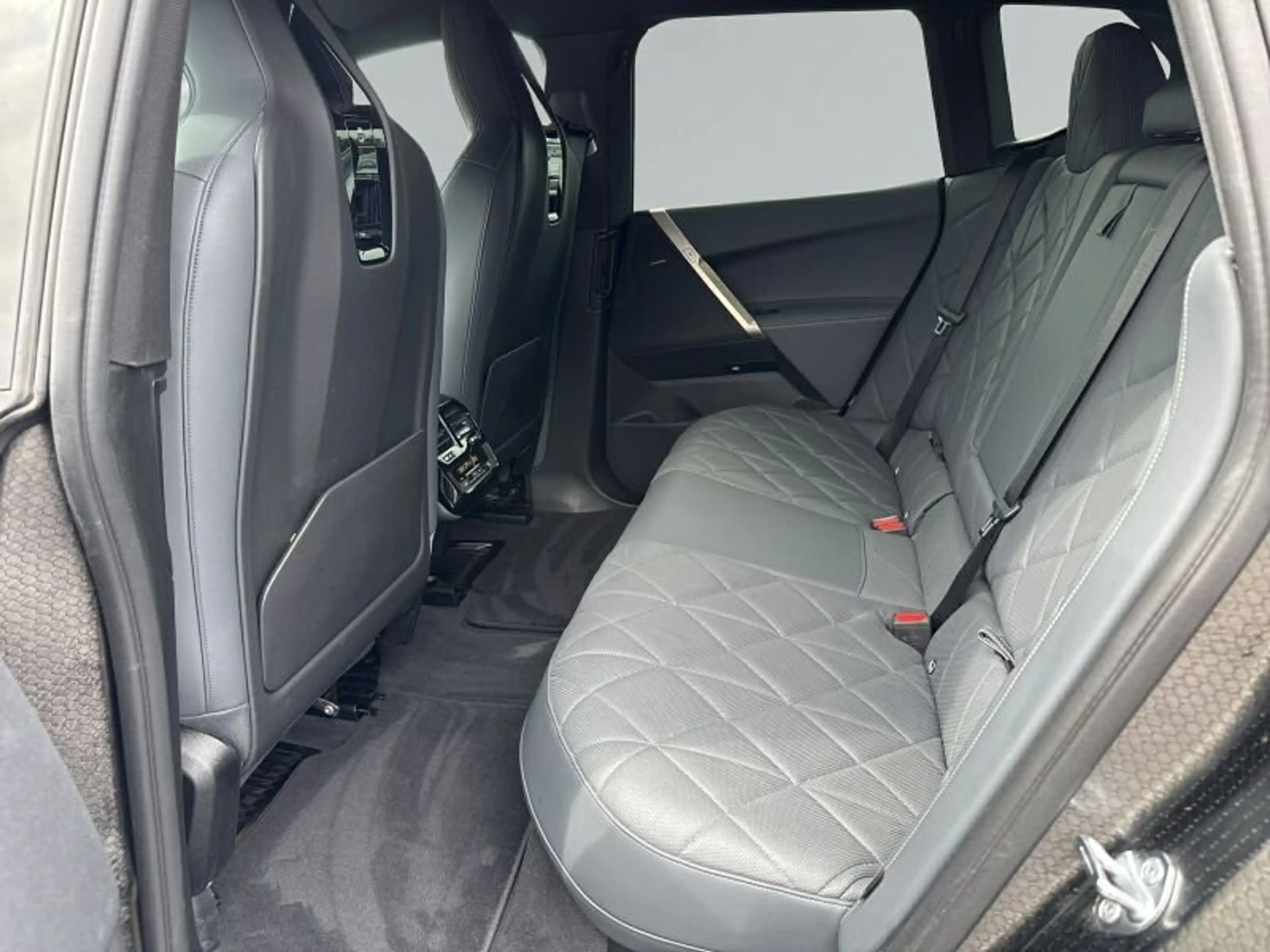 BMW iX xDrive40 Sportpaket LEDER.ACC.AHK.LASERLICHT — photo 11