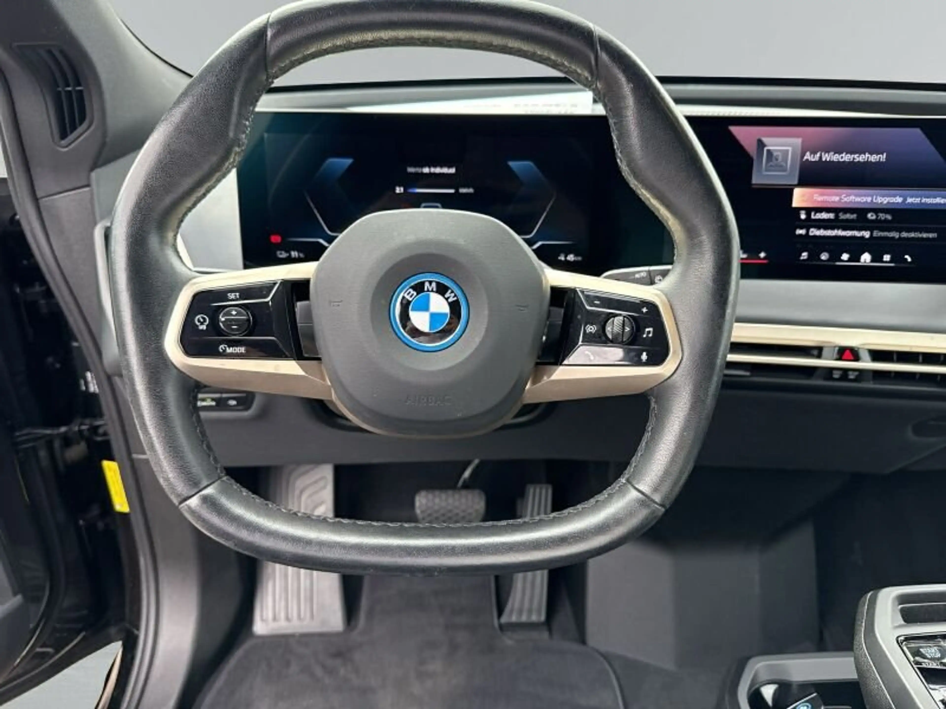 BMW iX xDrive40 Sportpaket LEDER.ACC.AHK.LASERLICHT — photo 13