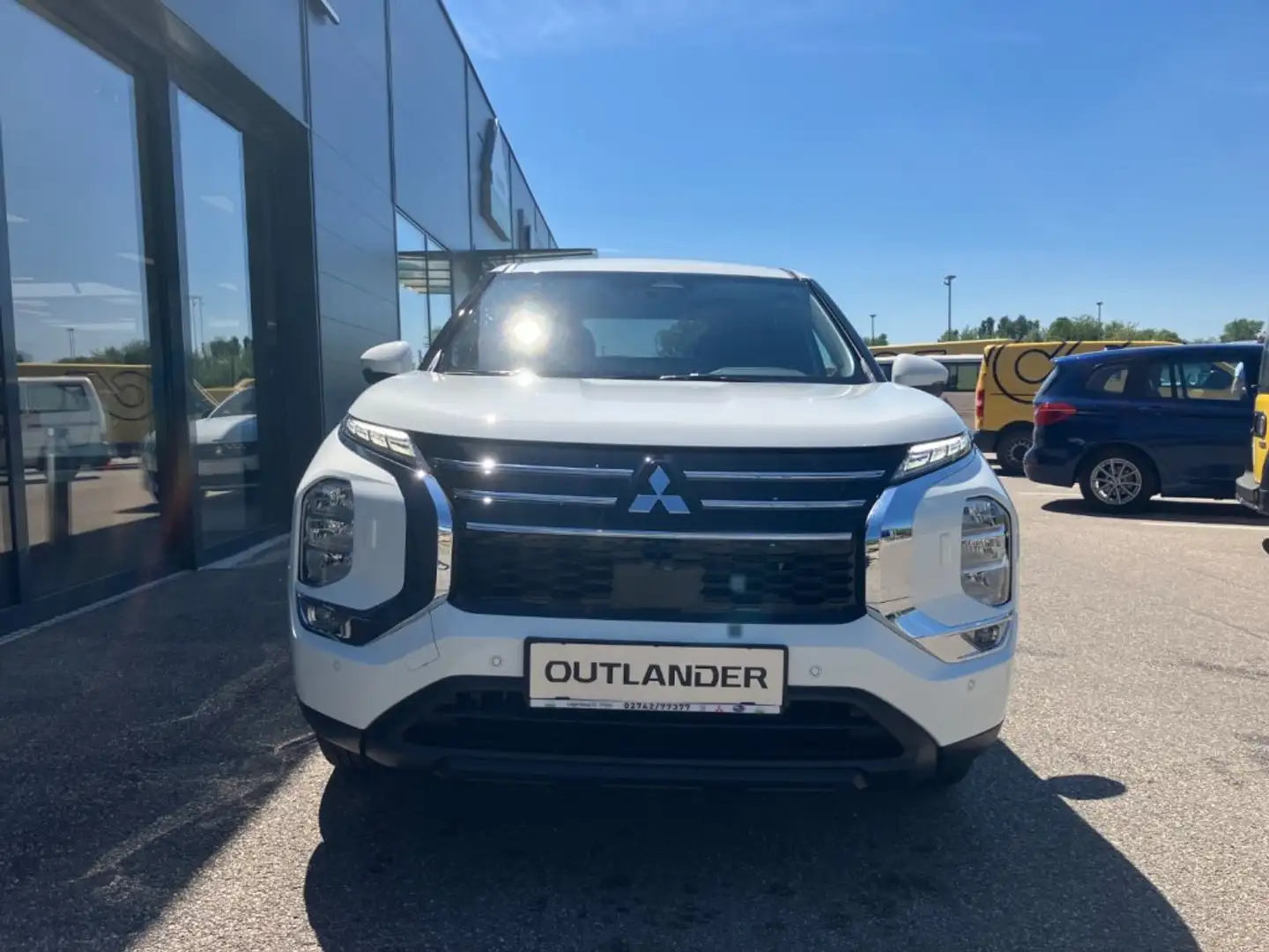 Mitsubishi Outlander PHEV 2,4 4WD Invite 220V AT 25 Weiß - 2