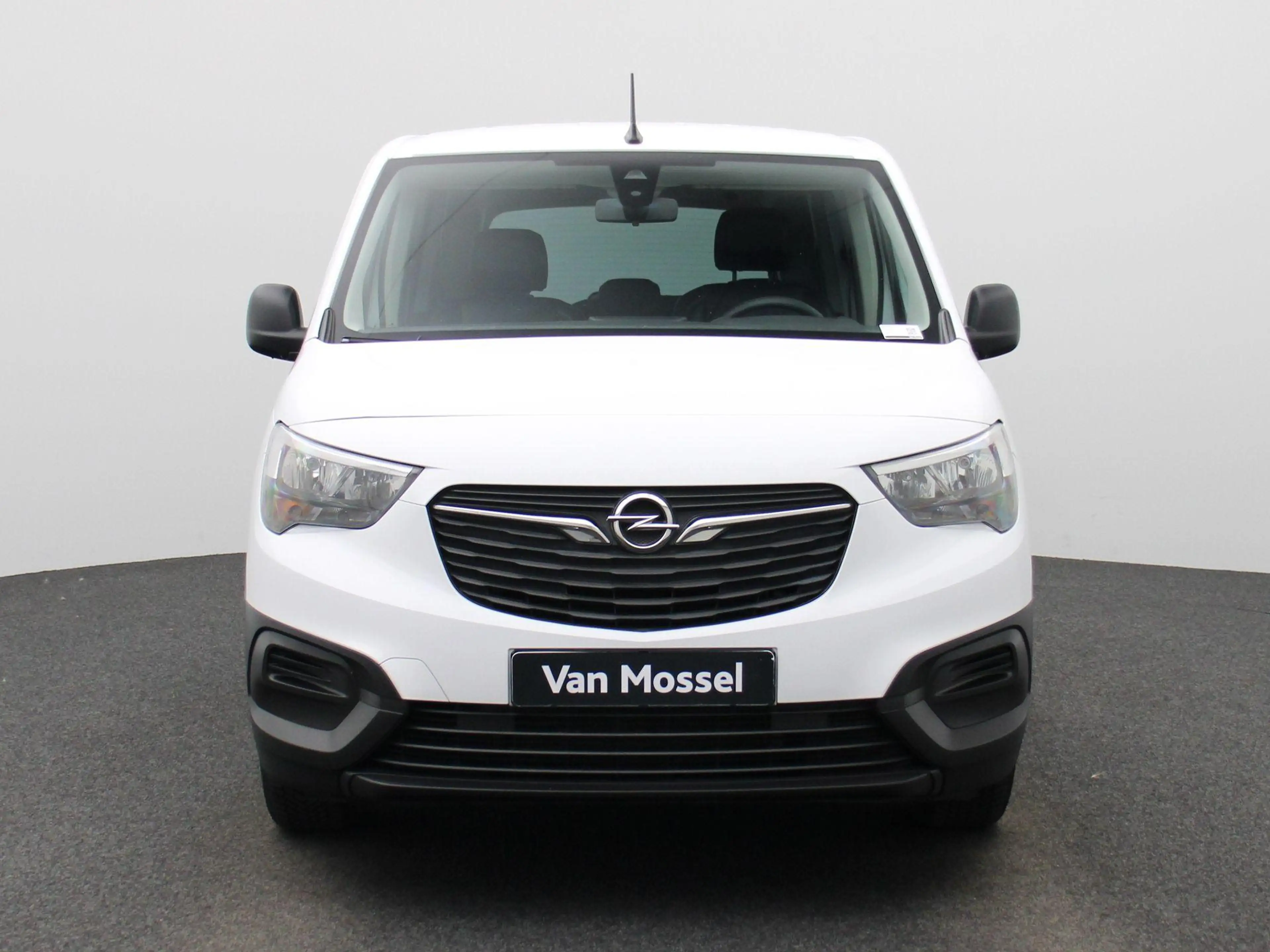Opel Combo Life 1.5 Turbo D 100 MT6 Edition — photo 3