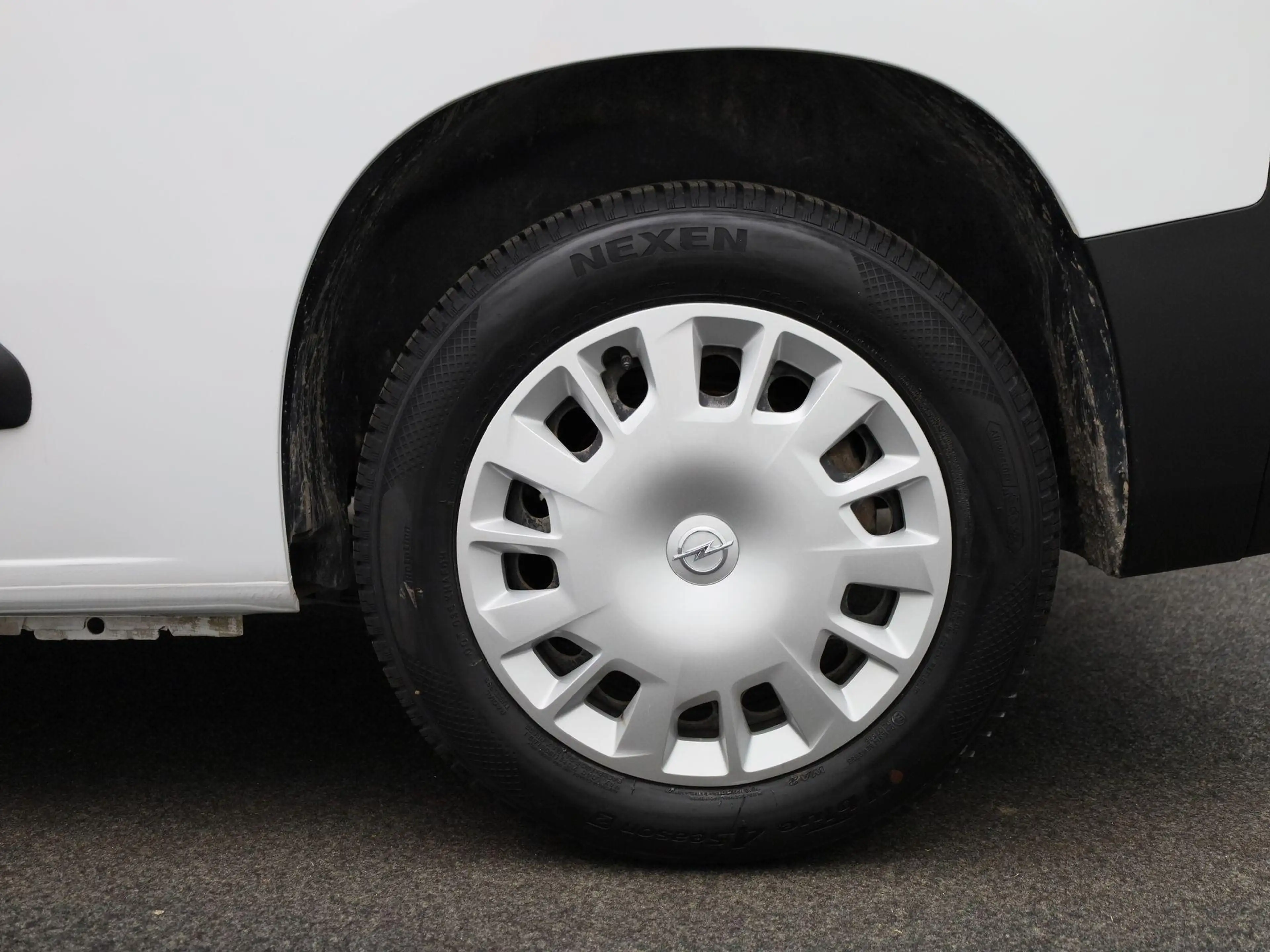 Opel Combo Life 1.5 Turbo D 100 MT6 Edition — photo 13